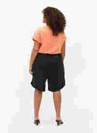 Loose Bermuda shorts with smock, Black, Model