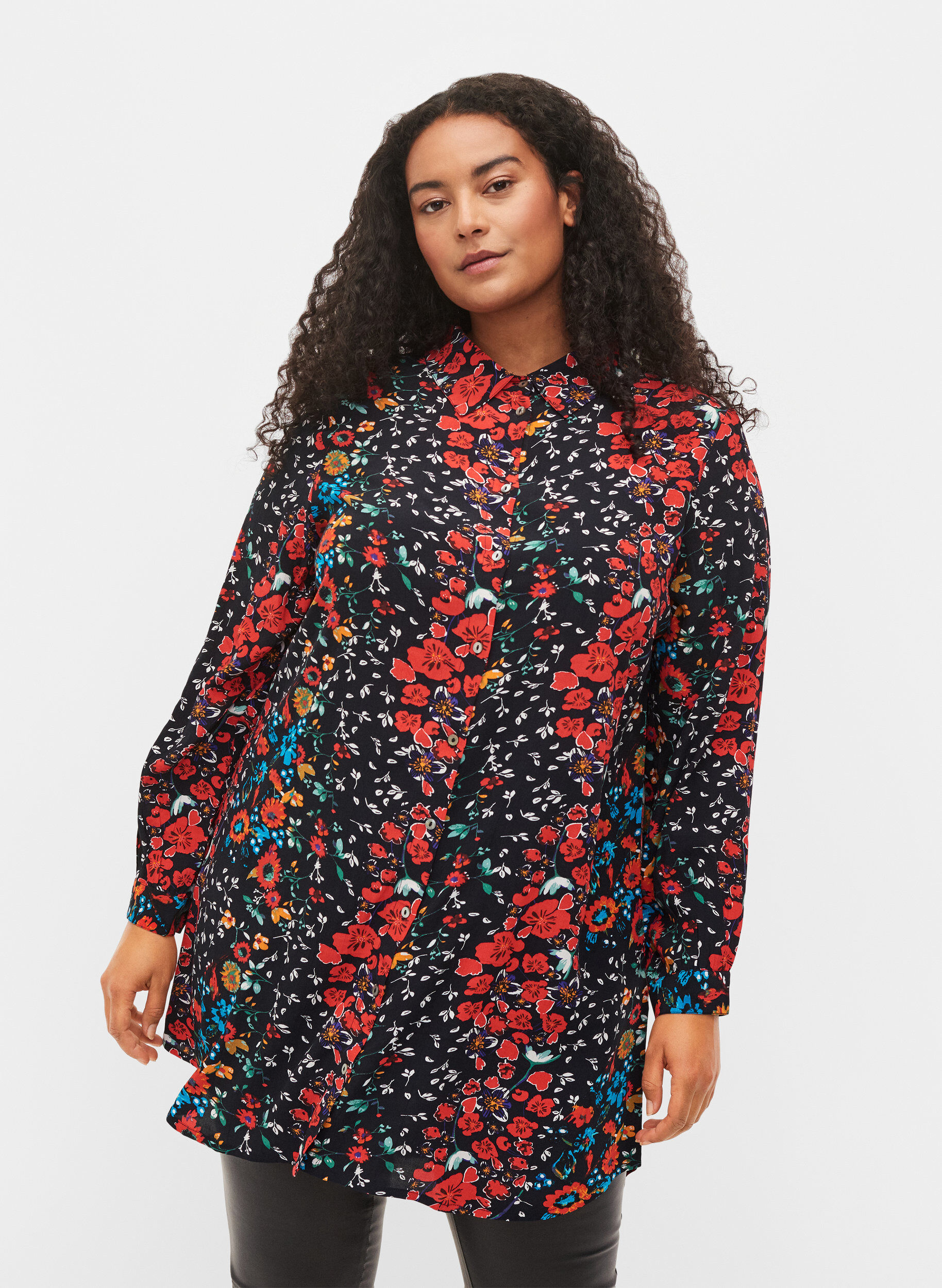 Zizzifashion Long viscose shirt in floral print, Black Flower, Model image number 0