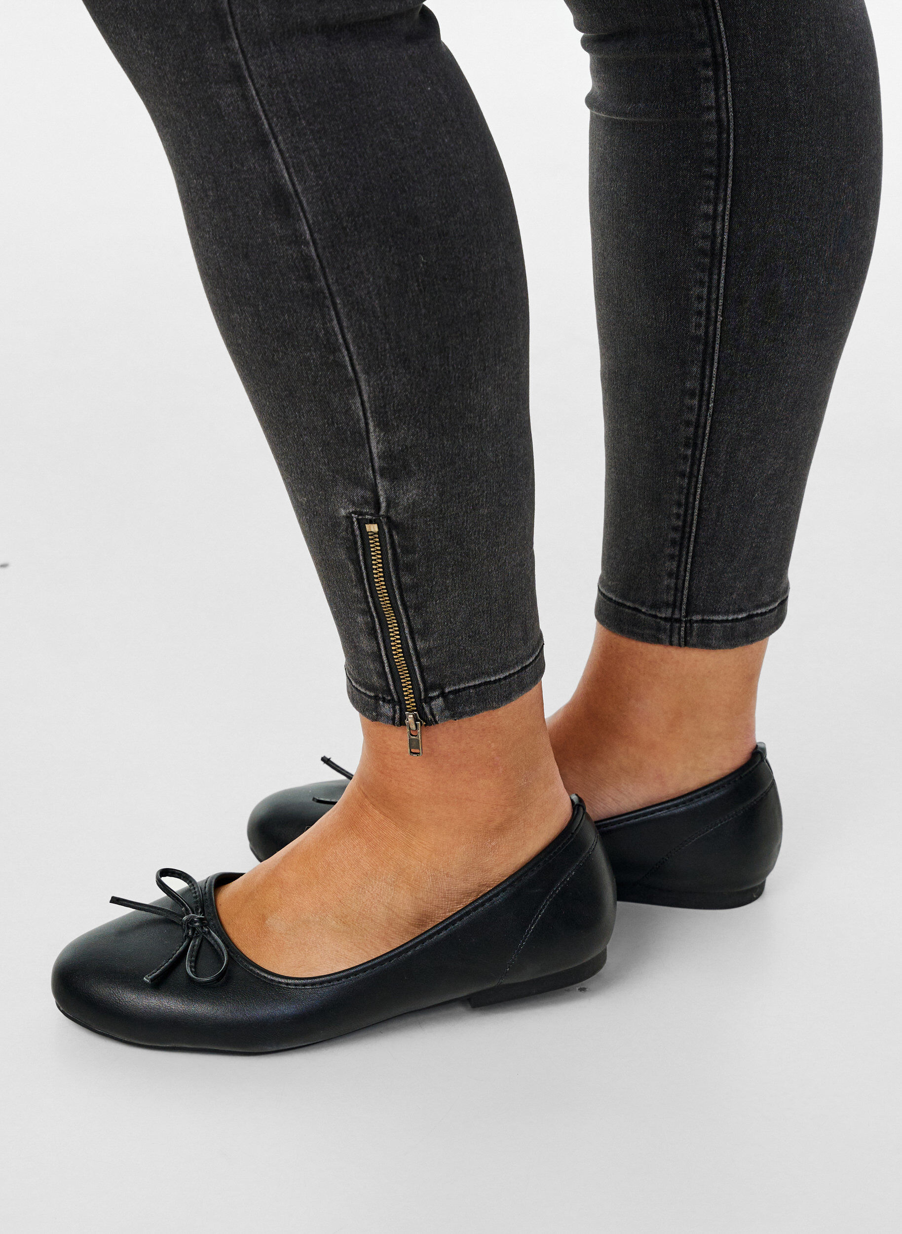 ZizzifashionCropped Amy jeans with a zip, Grey, Model image number 4