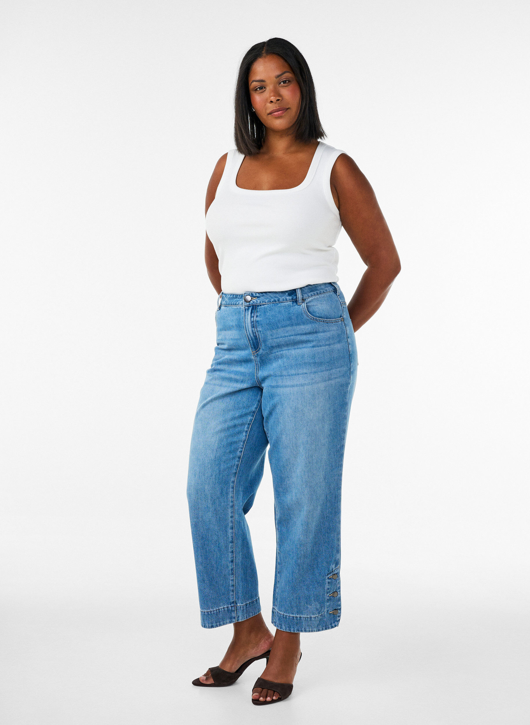 ZizzifashionCropped Kiana jeans with straight fit and button details, Light Blue, Model image number 0