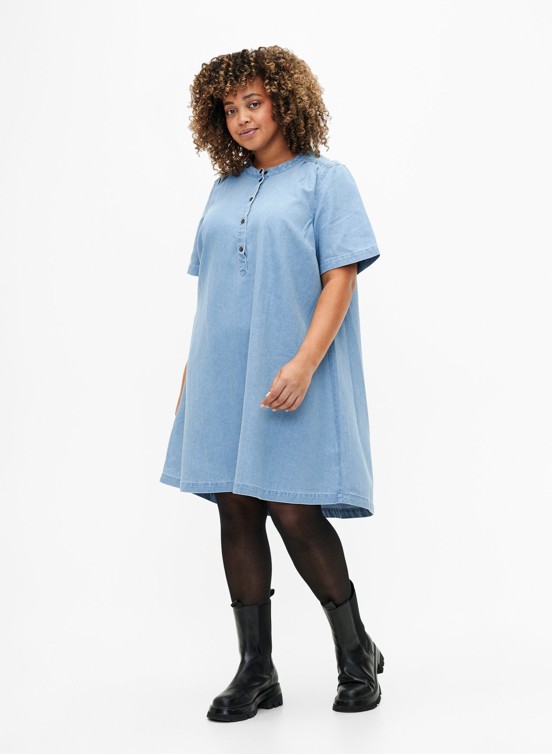 Zizzifashion A-shape denim dress with short sleeves, Light blue denim, Model image number 2