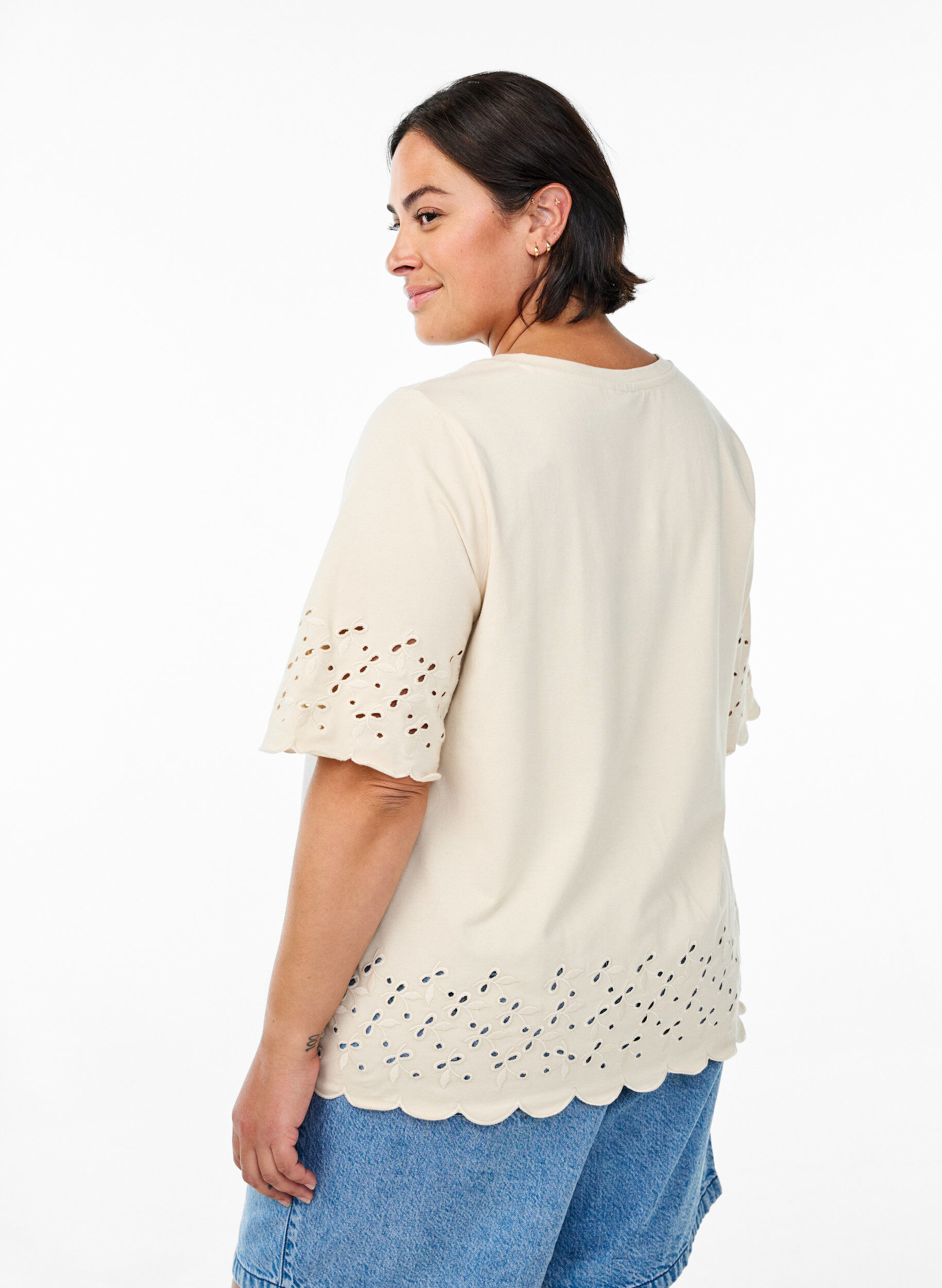 Zizzifashion T-shirt with broderie anglaise and scalloped edges, Beige, Model image number 2