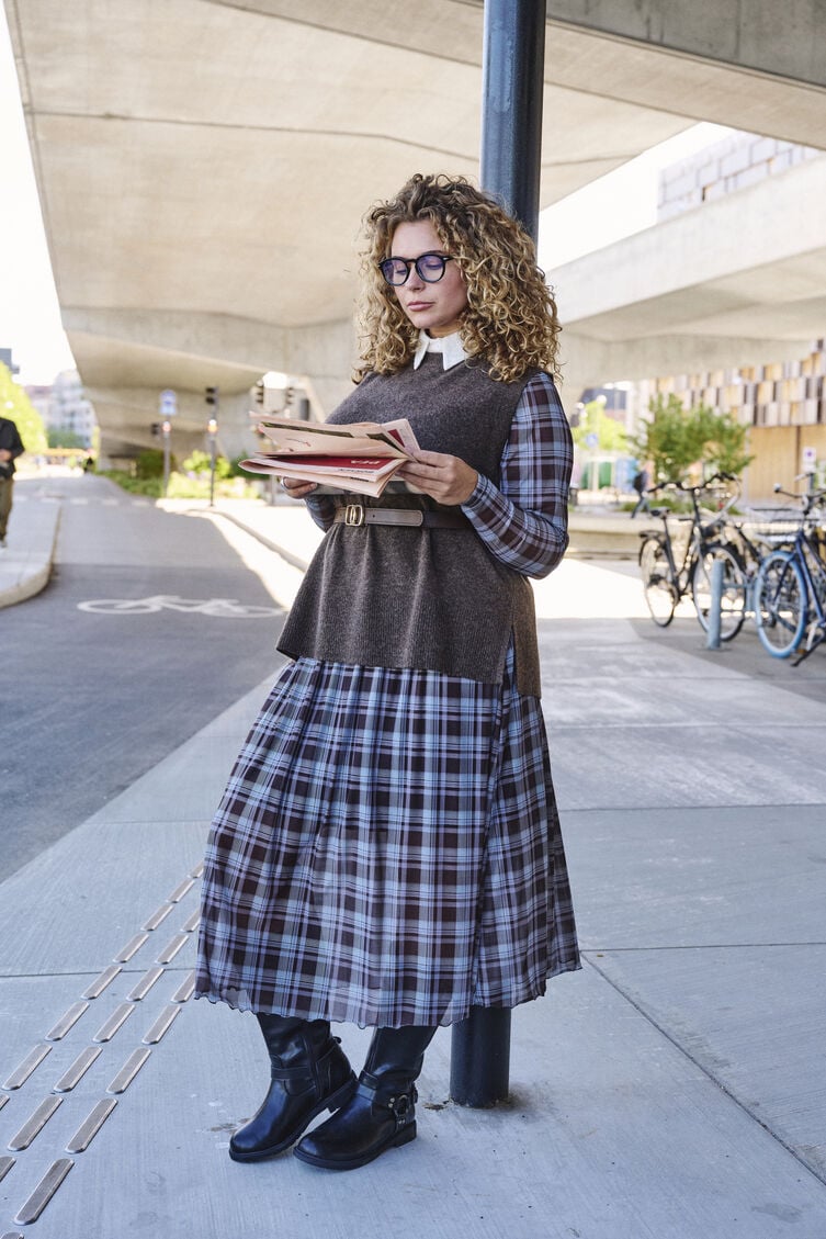 Elegant layering in checks, , Model