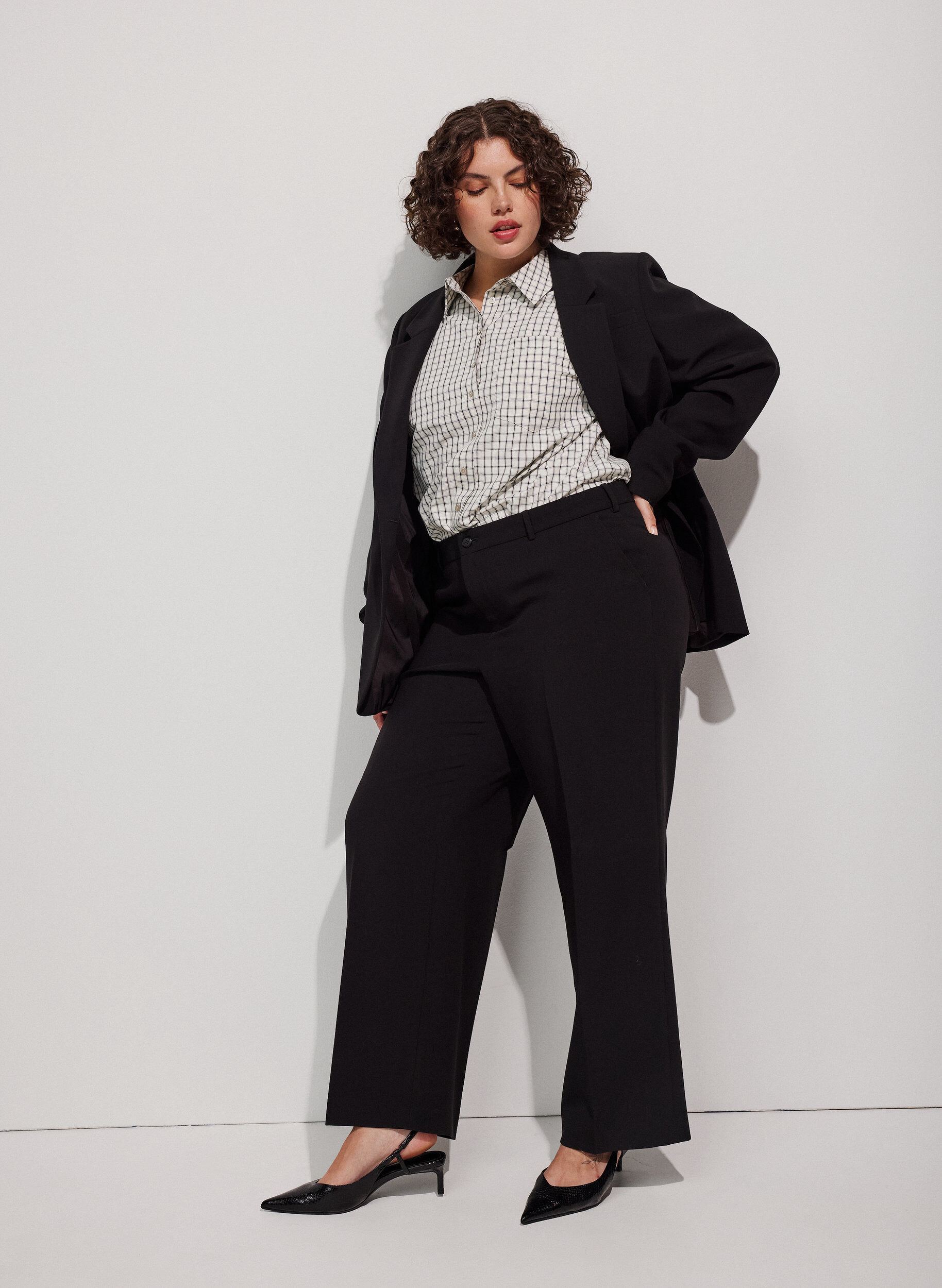 Tailored trousers with wide legs and high waist, Black, Model