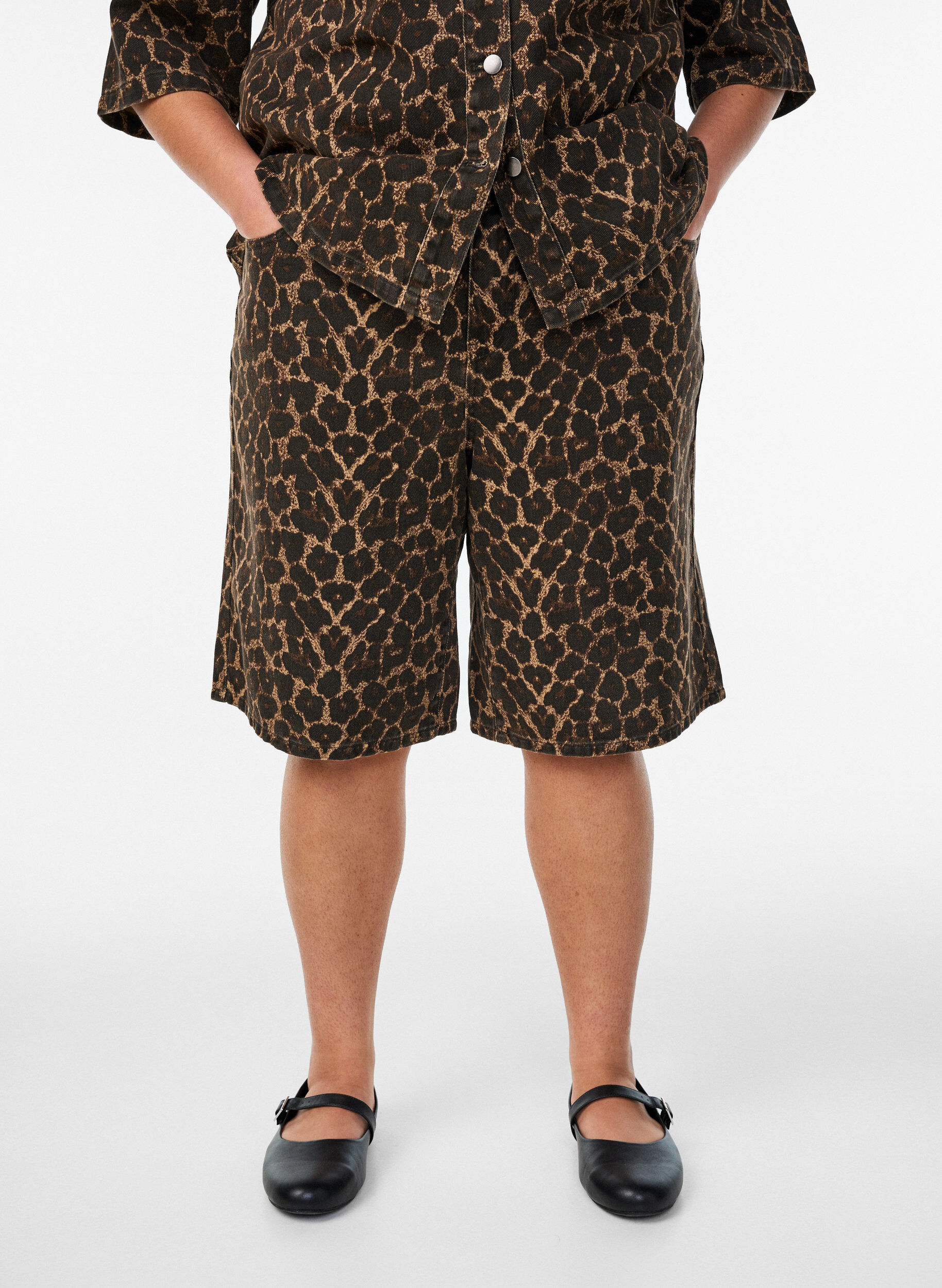 ZizzifashionLeopard print denim Bermuda shorts, Brown, Model image number 3