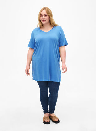 Single colour oversized t-shirt with v-neck, Marina, Model image number 2