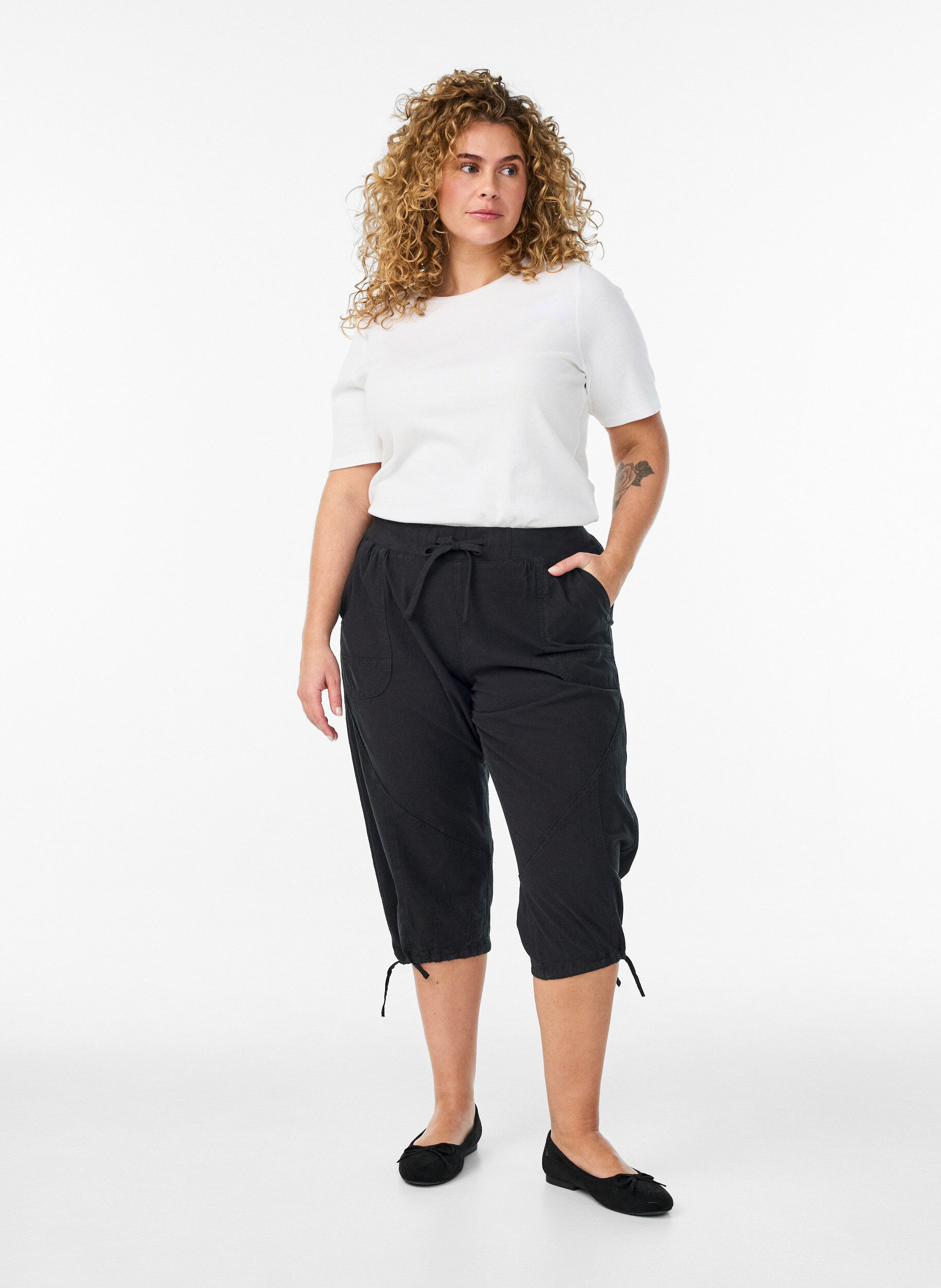 Cotton Capri trousers, Black, Model