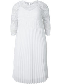Pleated dress with lace and 3/4 sleeves