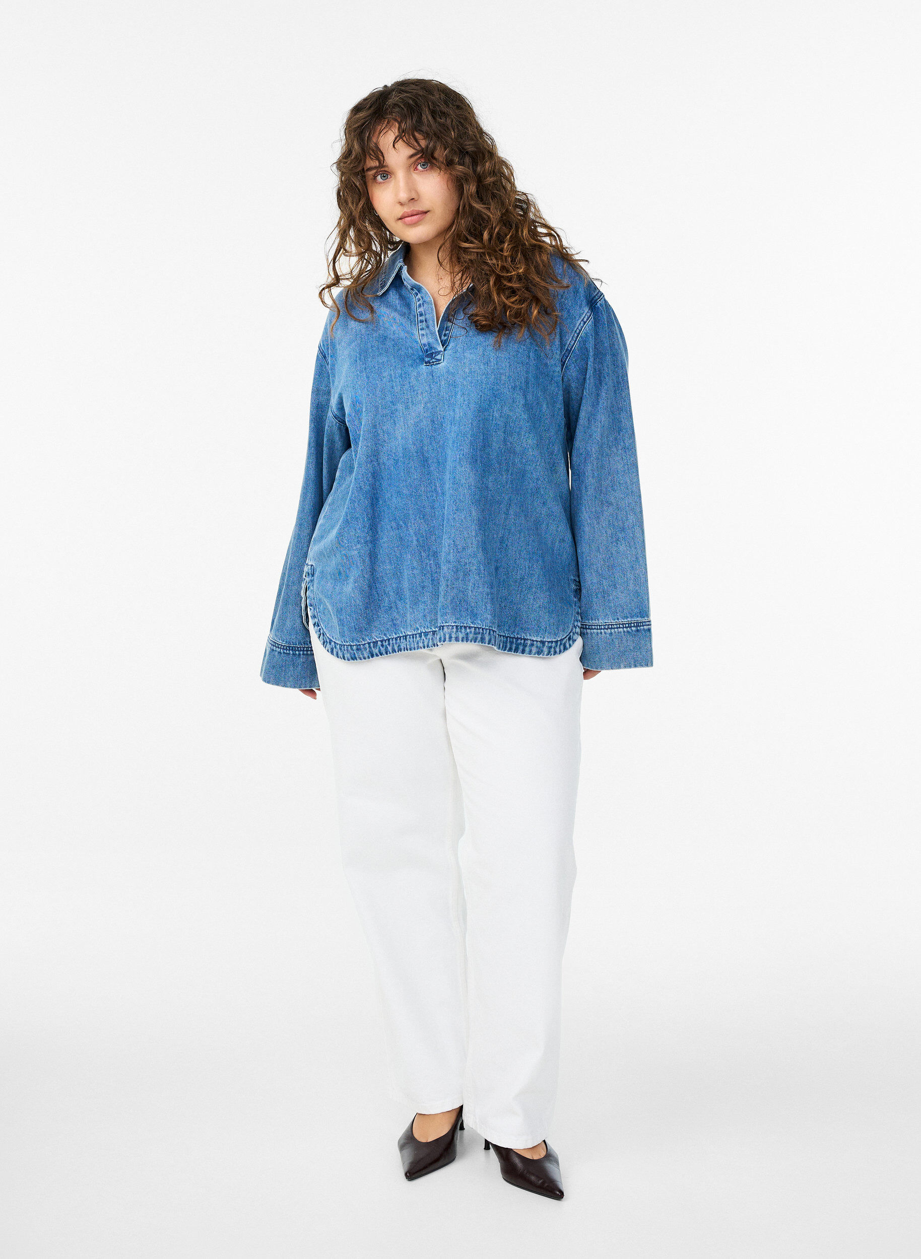 Zizzifashion Loose denim blouse with collar and V-neck, Light Blue, Model image number 1