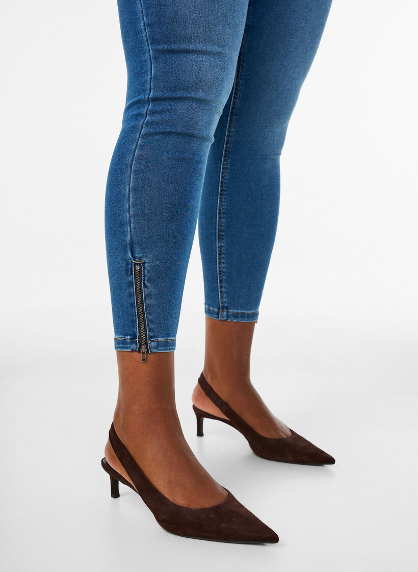 Cropped Amy jeans with zipper detail, Blue, Model image number 4
