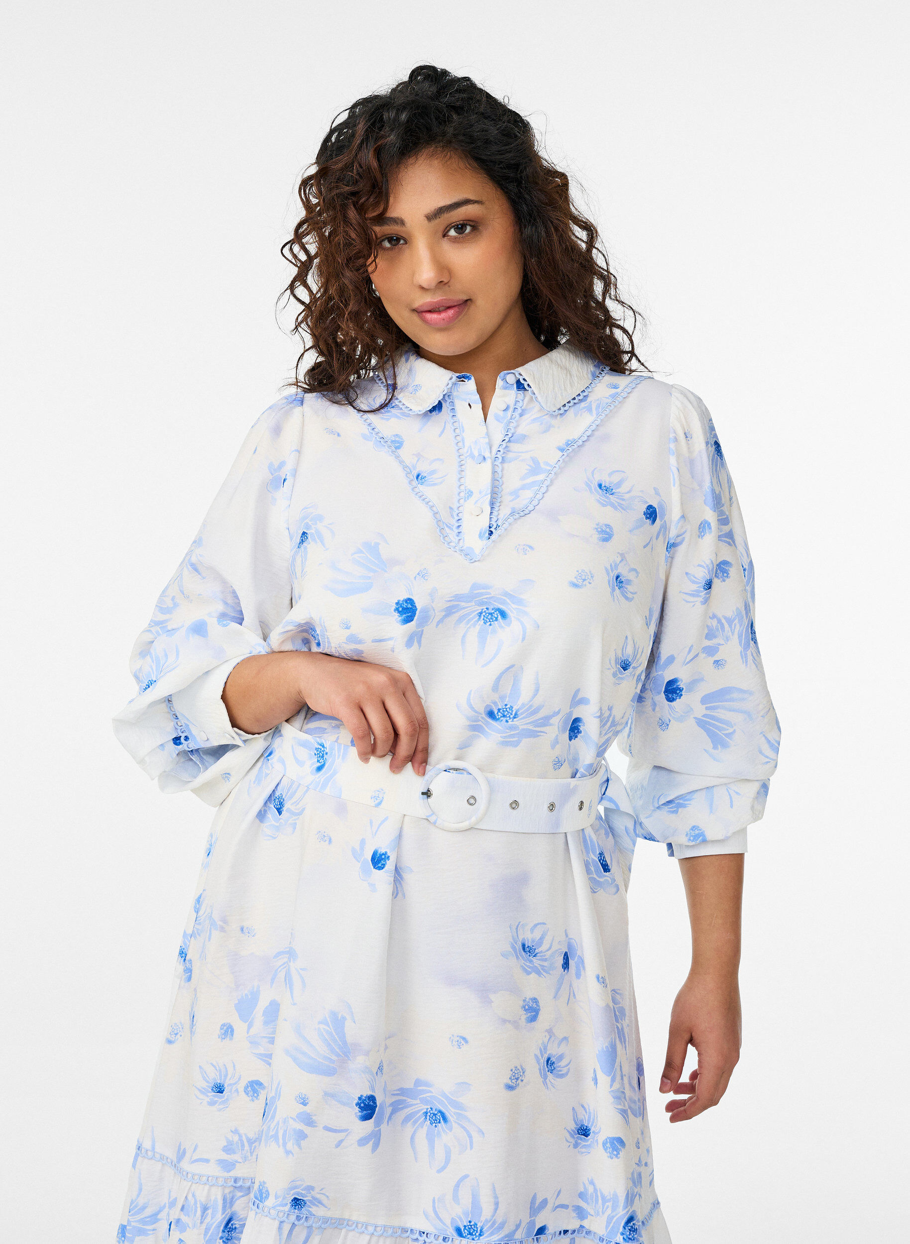 Zizzifashion Floral midi dress with a belt and long sleeves, Light Blue, Model image number 2