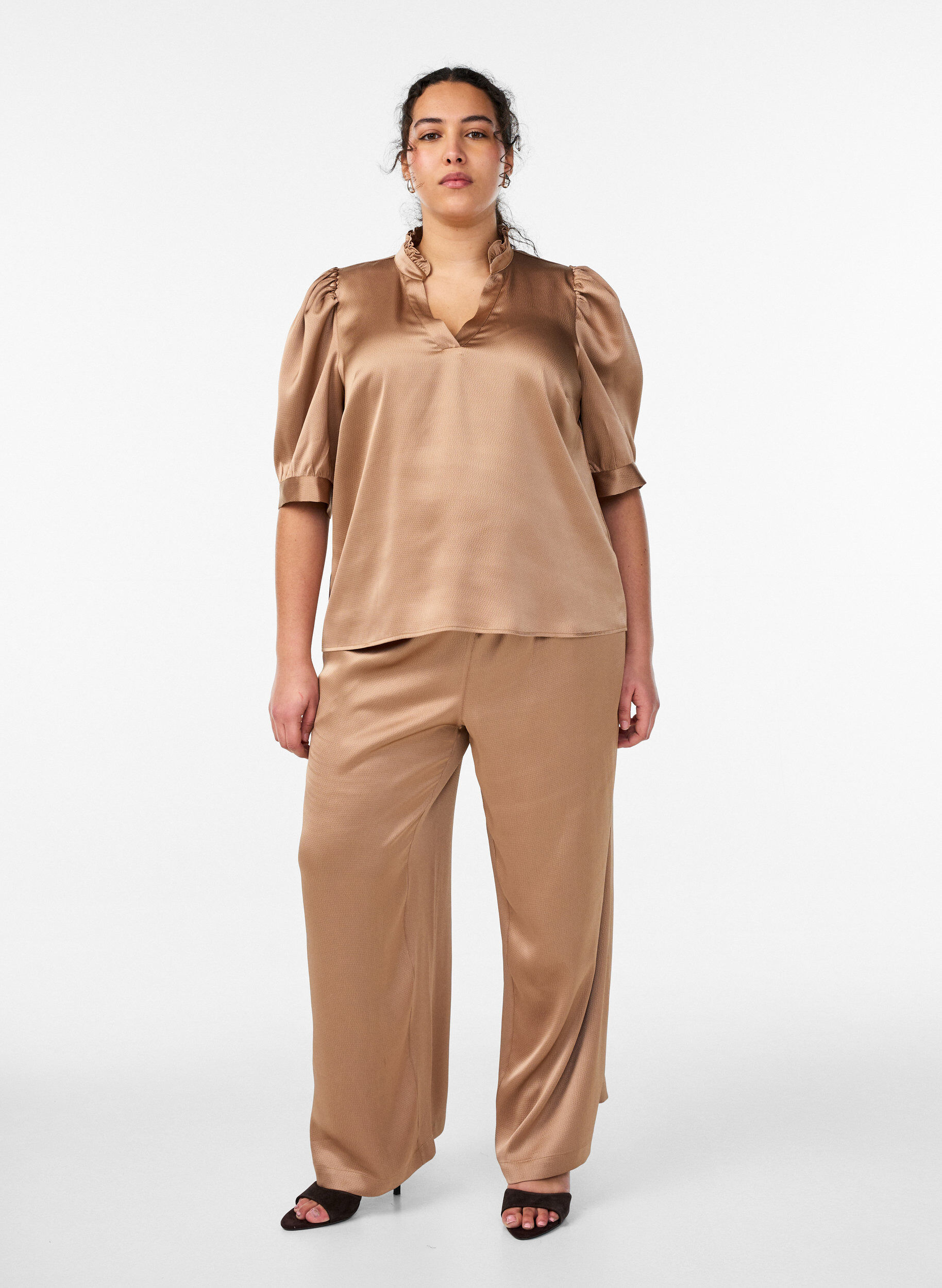Zizzifashion Satin-look blouse with 1/2 sleeves and a ruffle collar, Brown, Model image number 1