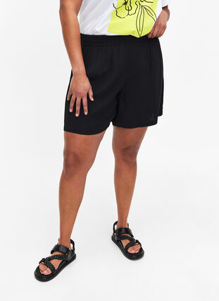 Loose-fitting shorts in viscose, Black, Model image number 2
