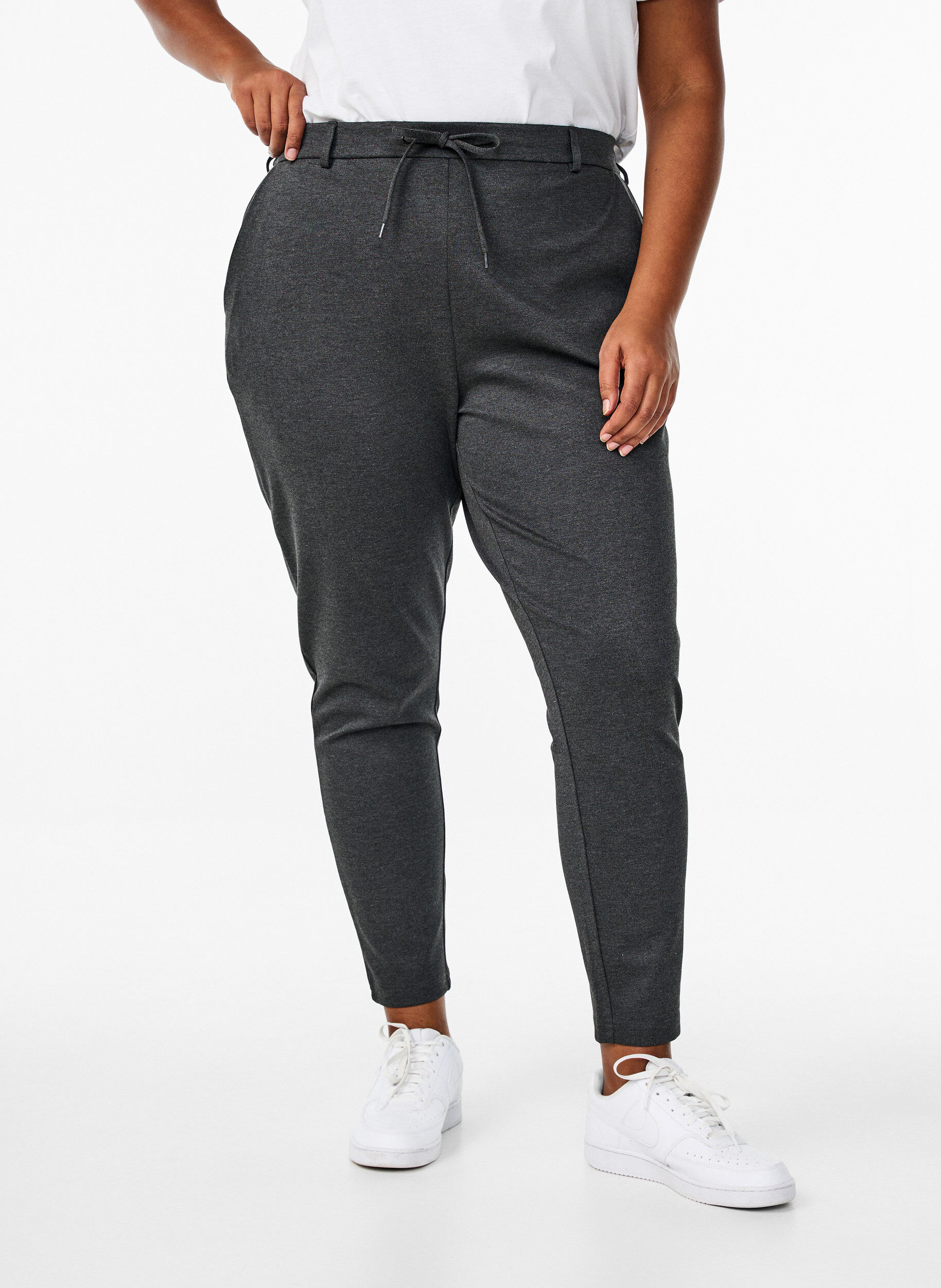 Zizzifashion Cropped Maddison trousers, Dark Grey, Model image number 2
