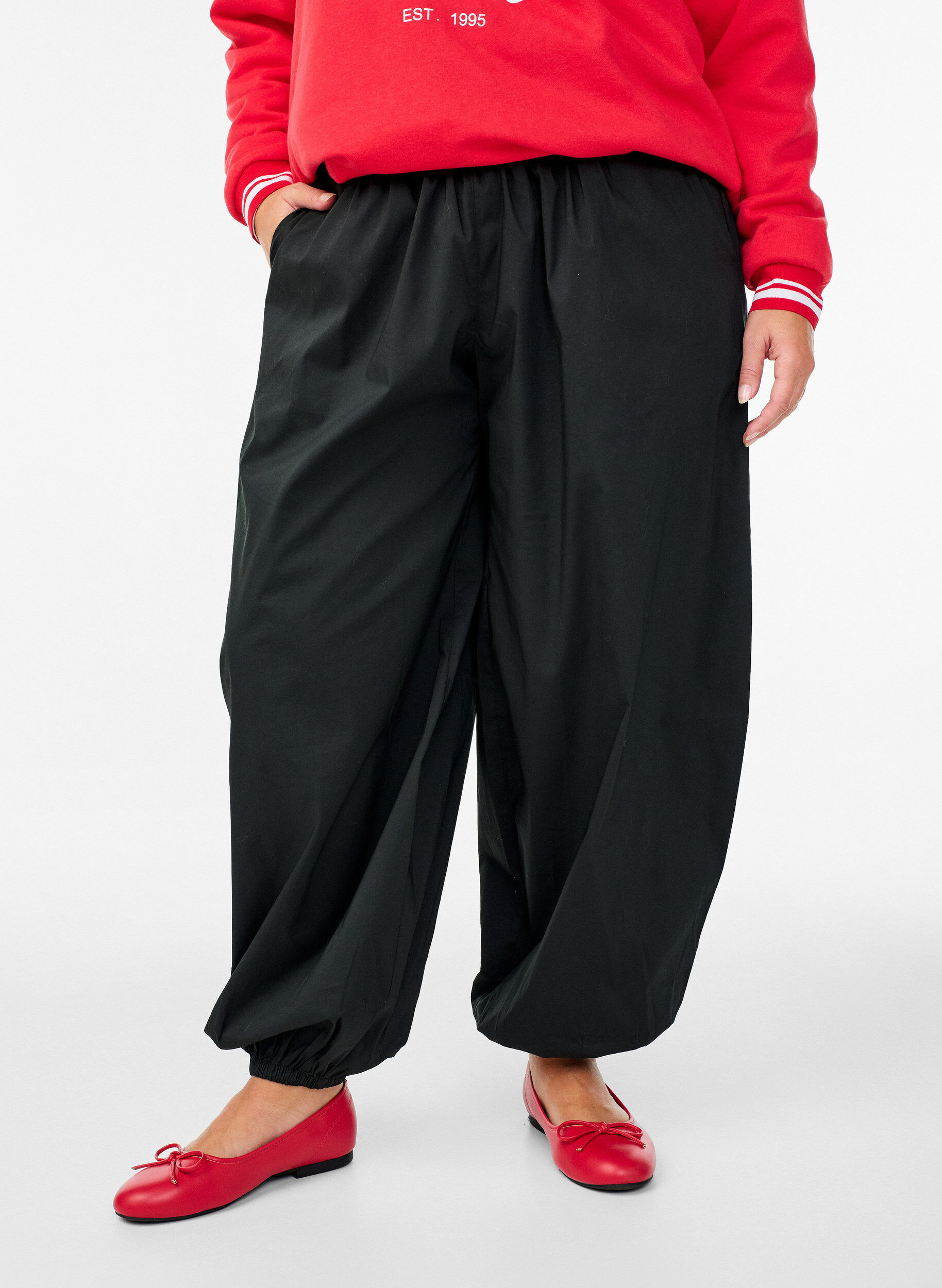 Balloon trousers with pockets and an elasticated waistband, Black, Model