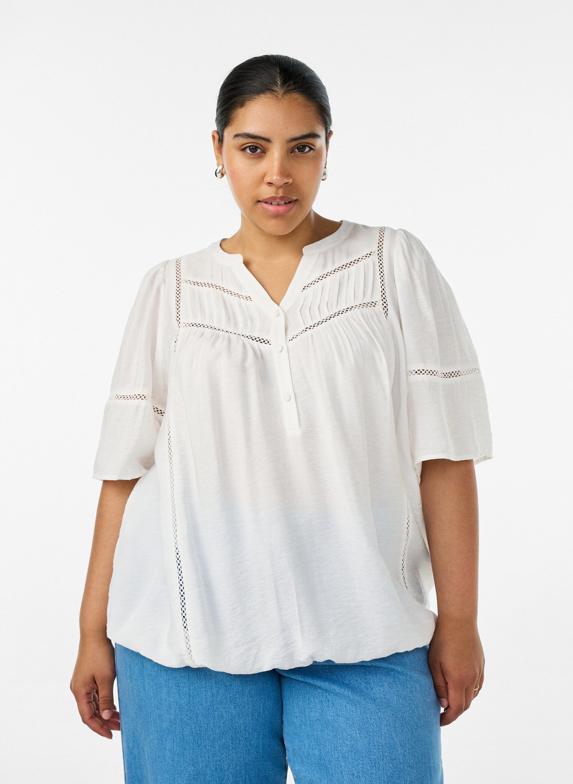 Viscose blouse with pintucks and balloon effect, Vanilla, Model