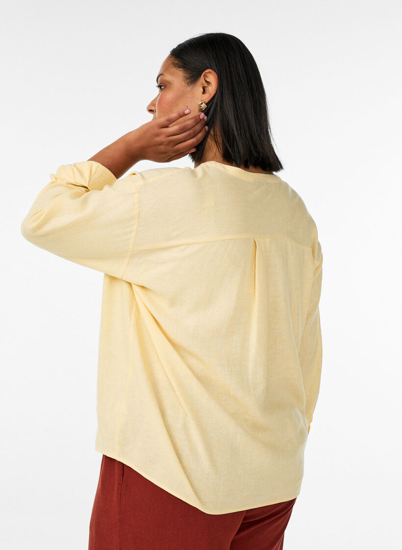 Blouse in linen and viscose with V-neck, Yellow, Model image number 2