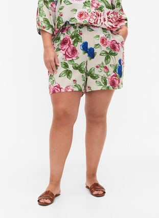 Shorts with floral print, Bright Flower , Model image number 2