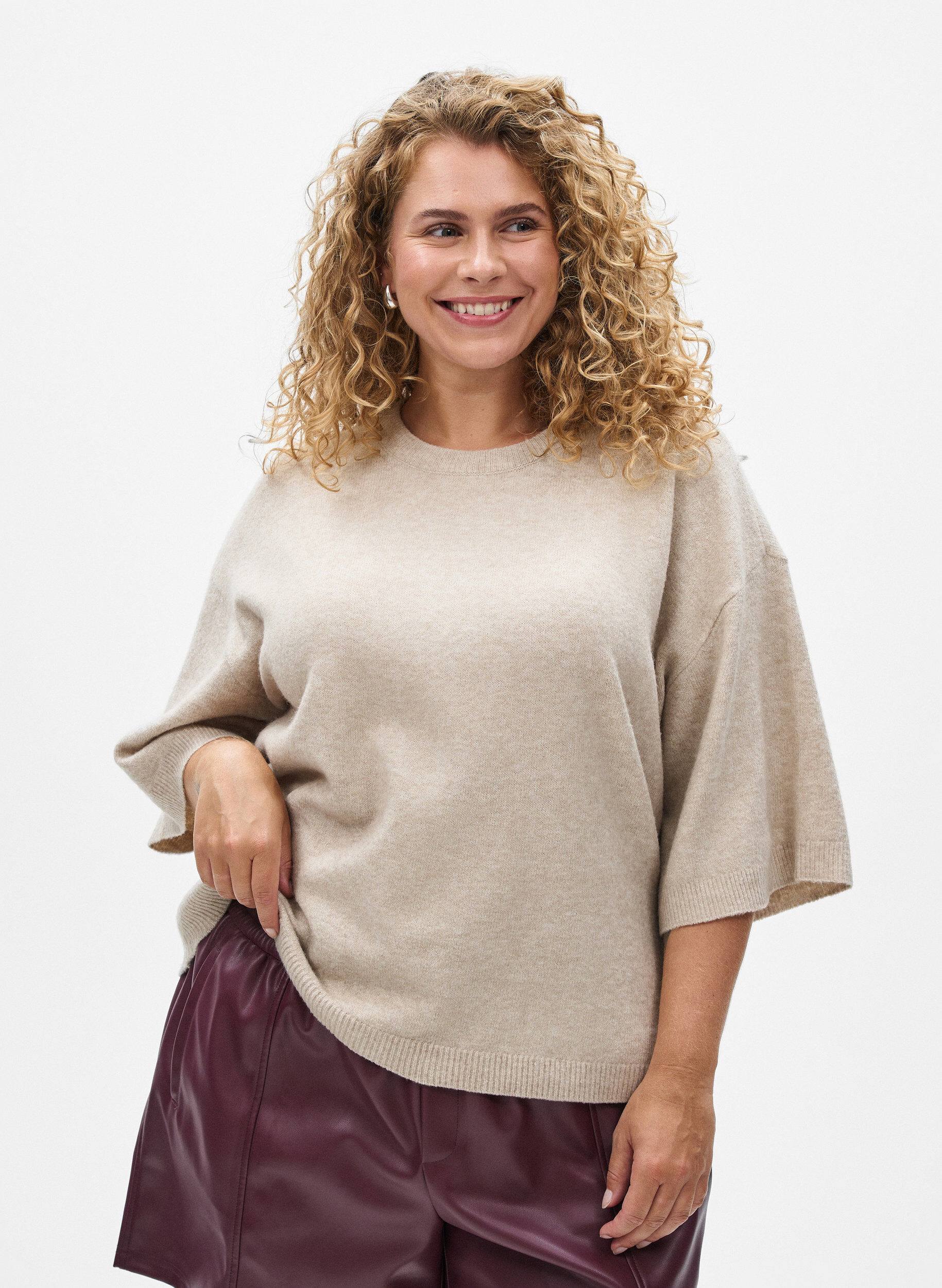 Loose knitted blouse with short sleeves, Beige, Model