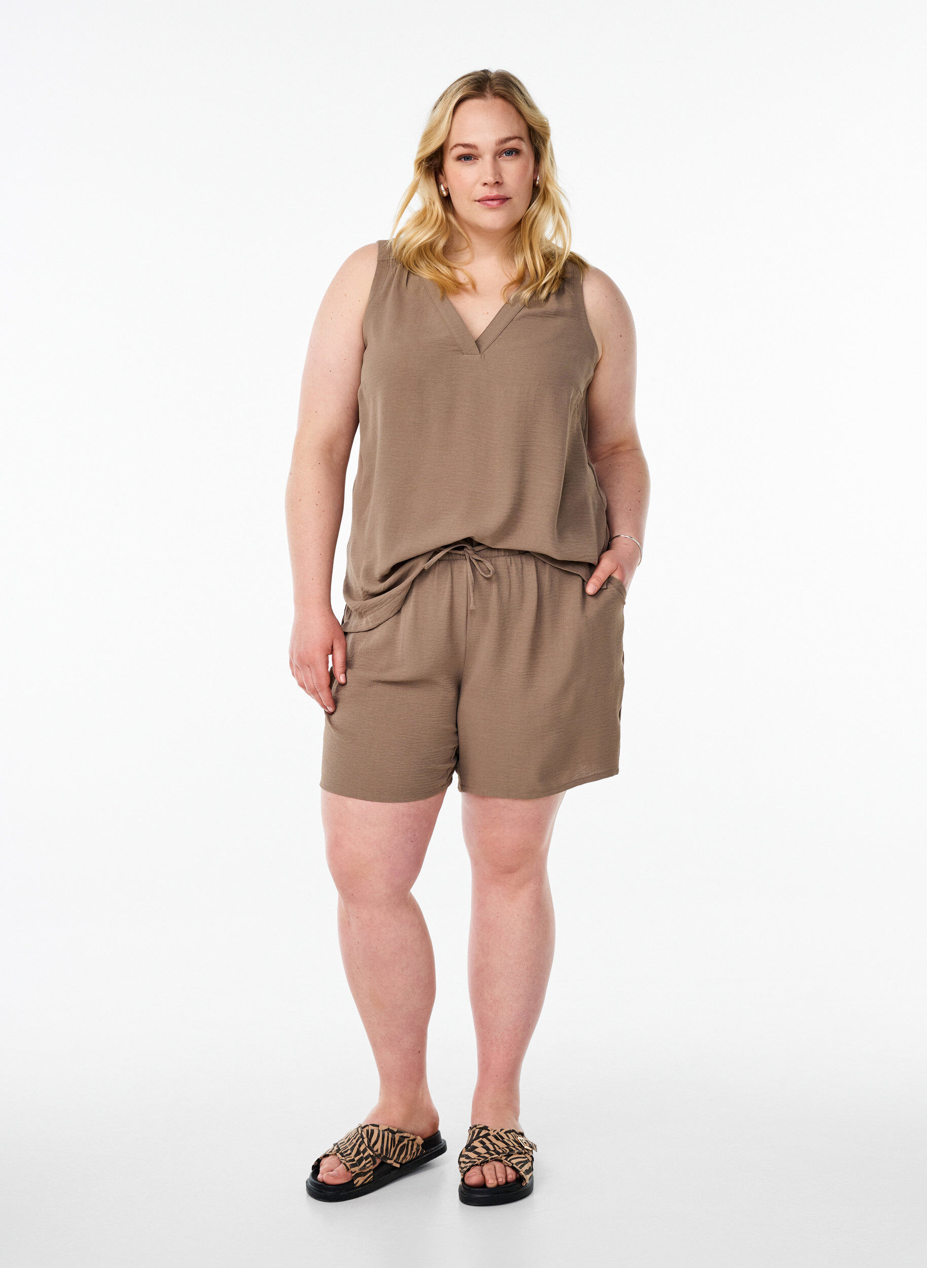 Zizzifashion Sleeveless top with wrinkle details, Brown, Model image number 1