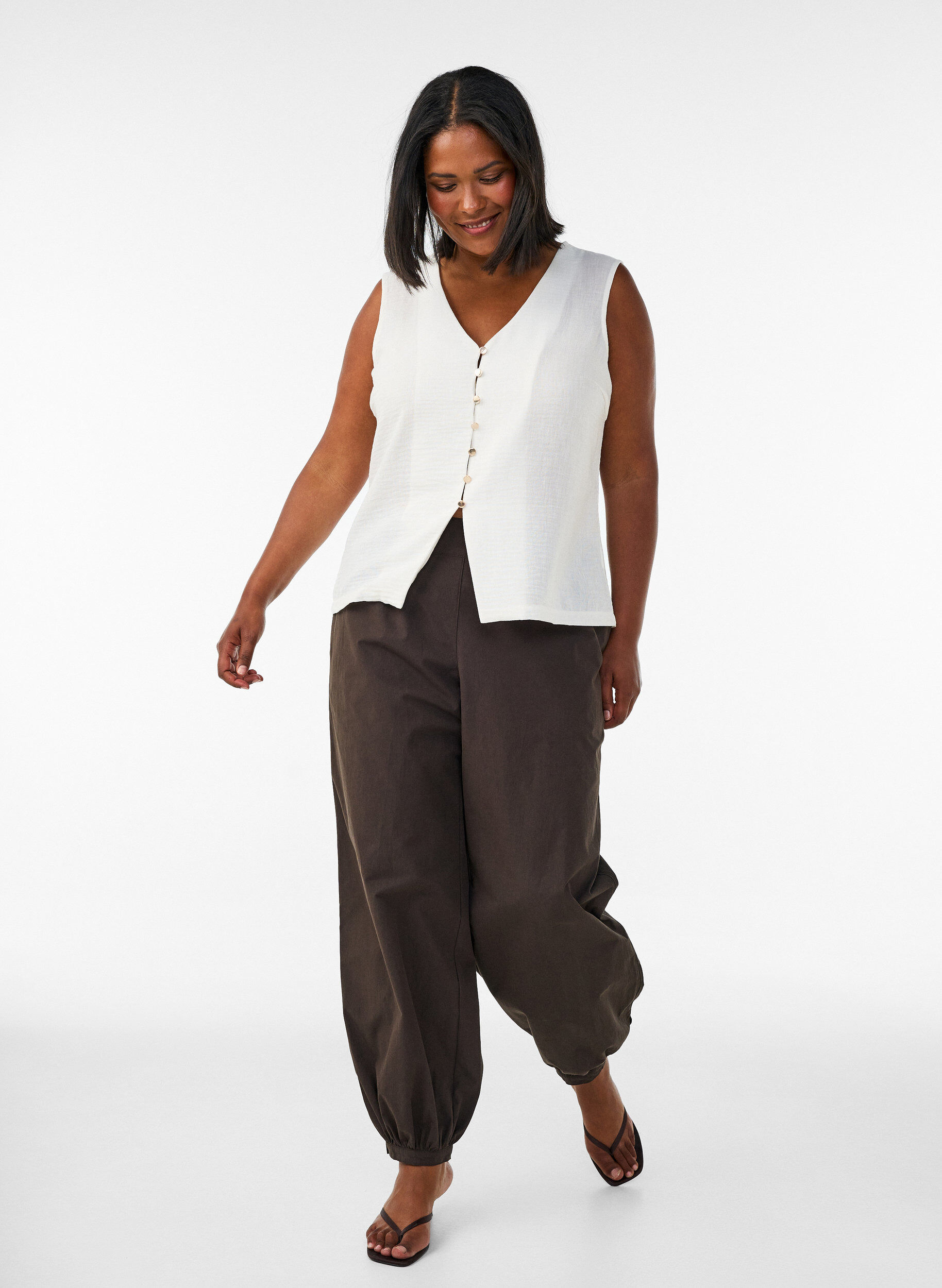 ZizzifashionSleeveless vest with a V-neck and buttons, Vanilla, Model image number 1