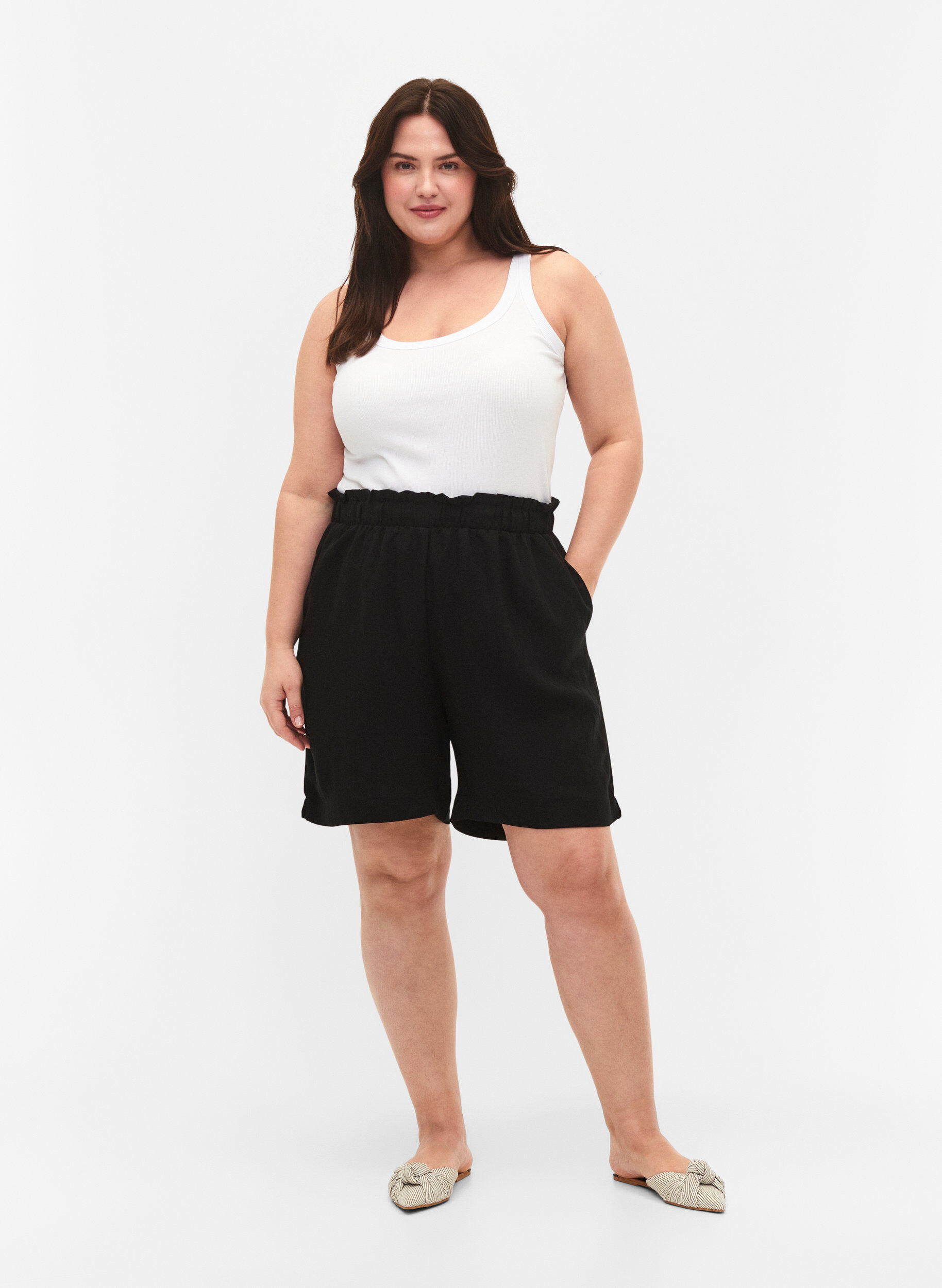 Zizzifashion Loose shorts in viscose, Black, Model image number 3