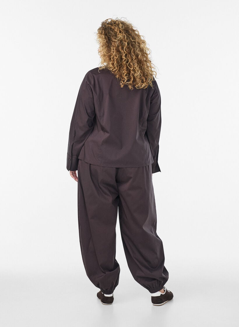 Short shirt with a two-way zip, Brown, Model