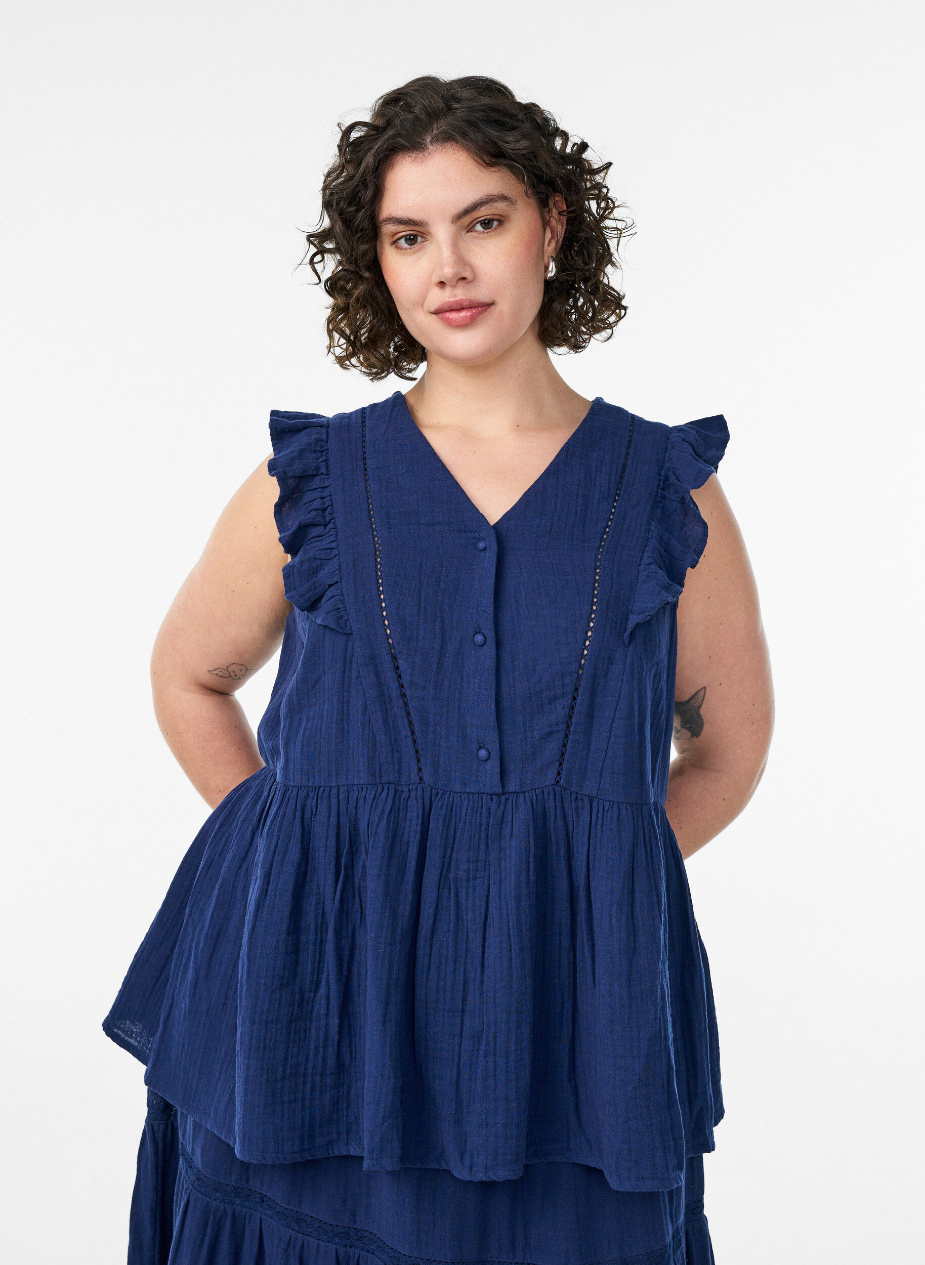Sleeveless cotton muslin blouse with ruffles, Blue, Model
