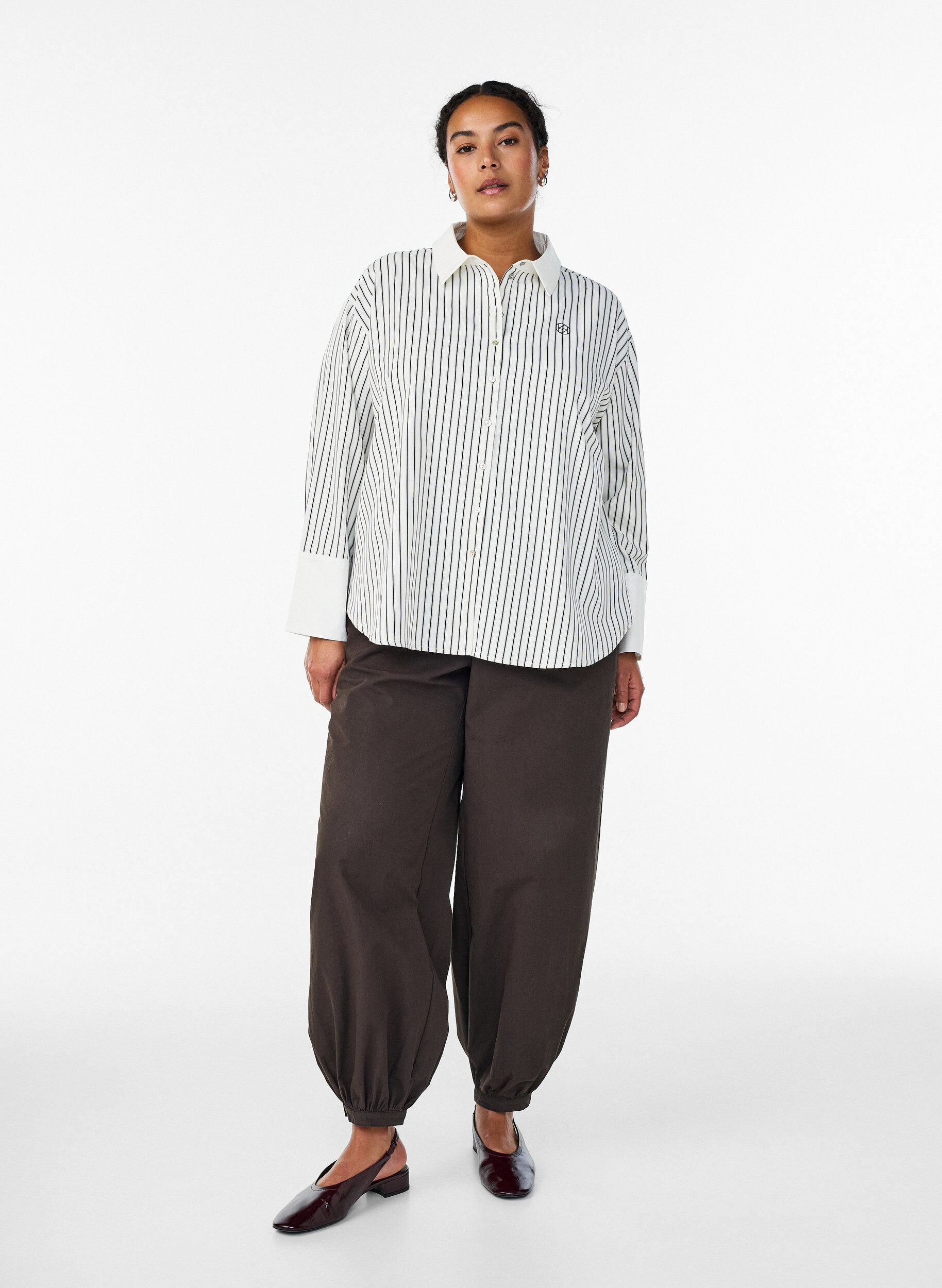 High-waisted cotton balloon trousers, Brown, Model