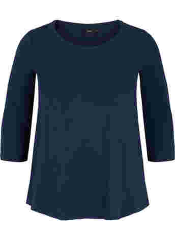 Basic t-shirt with 3/4 length sleeves