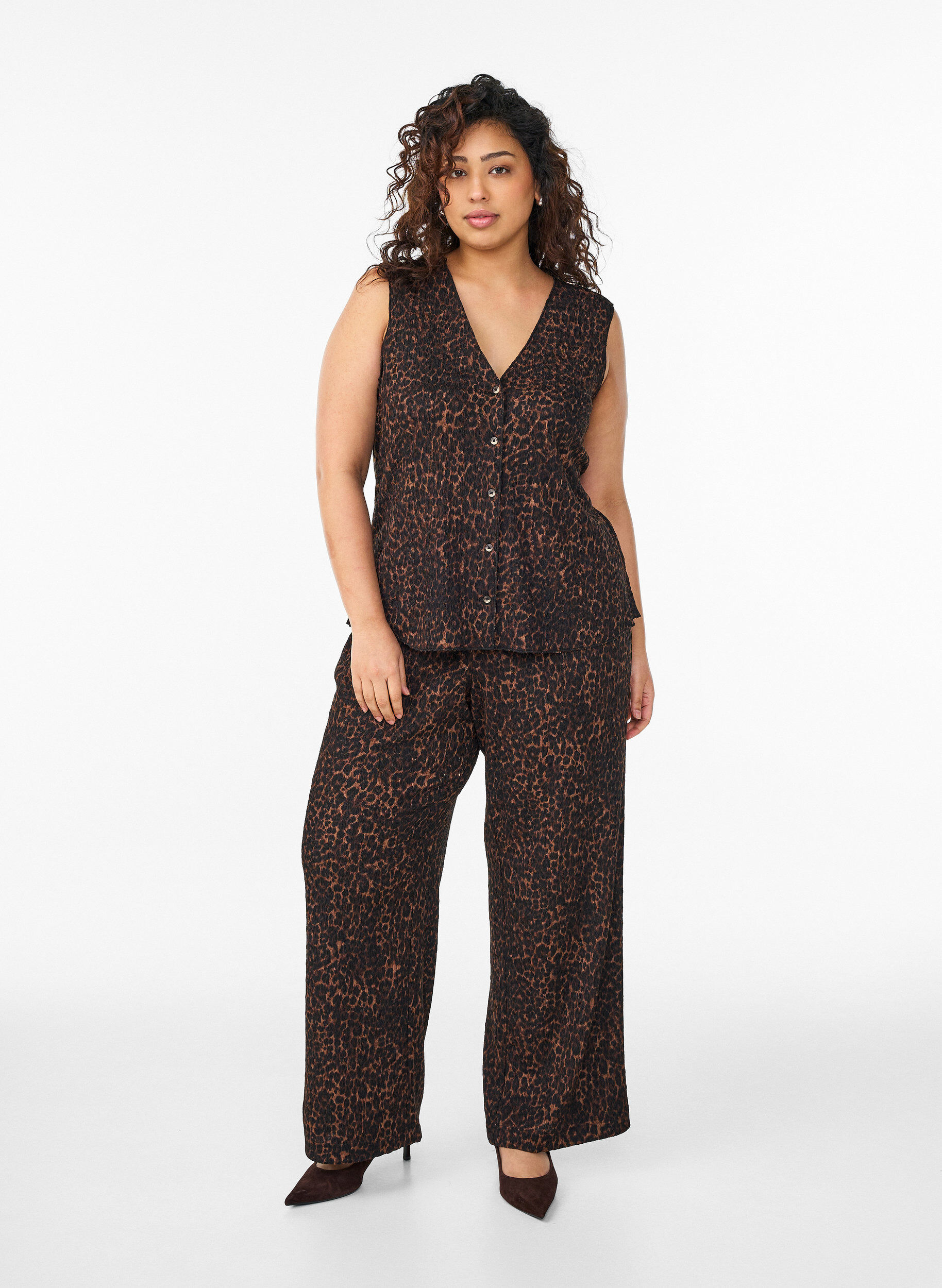 ZizzifashionSleeveless top with a wavy texture and button fastening, Brown, Model image number 1