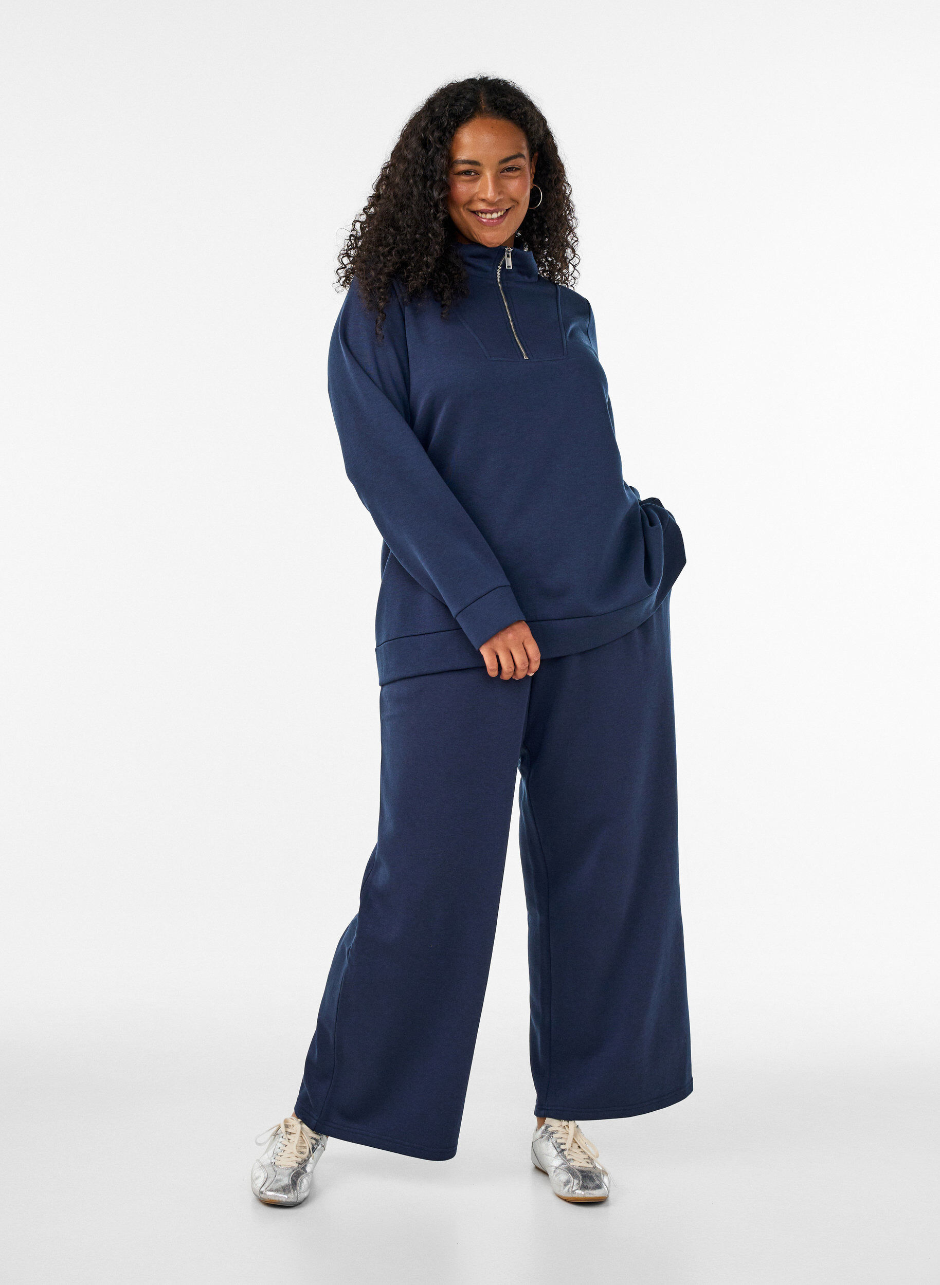 High-waisted sweatpants with wide legs, Blue, Model