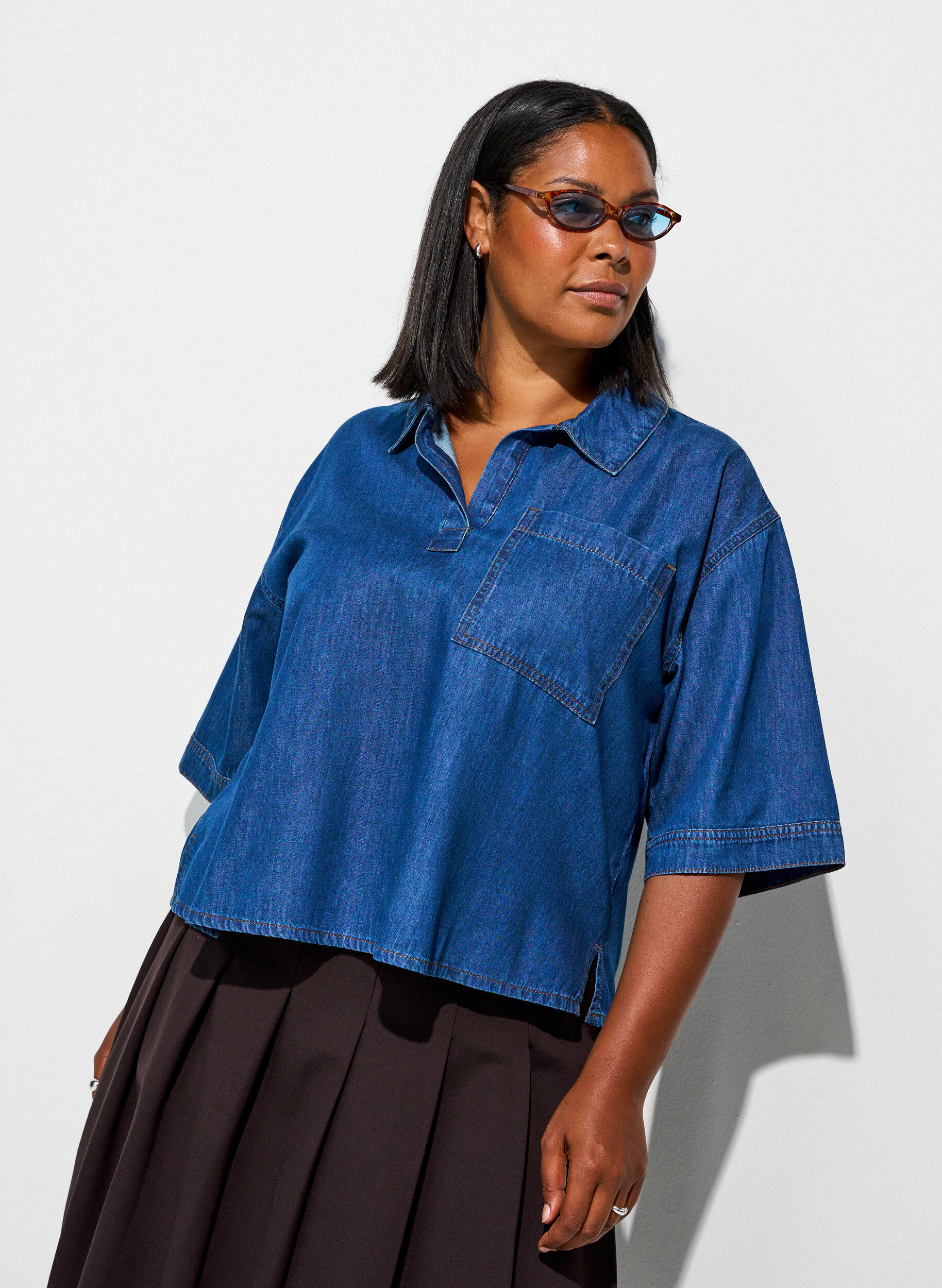 Denim blouse with a chest pocket and elbow-length sleeves, Blue, Model