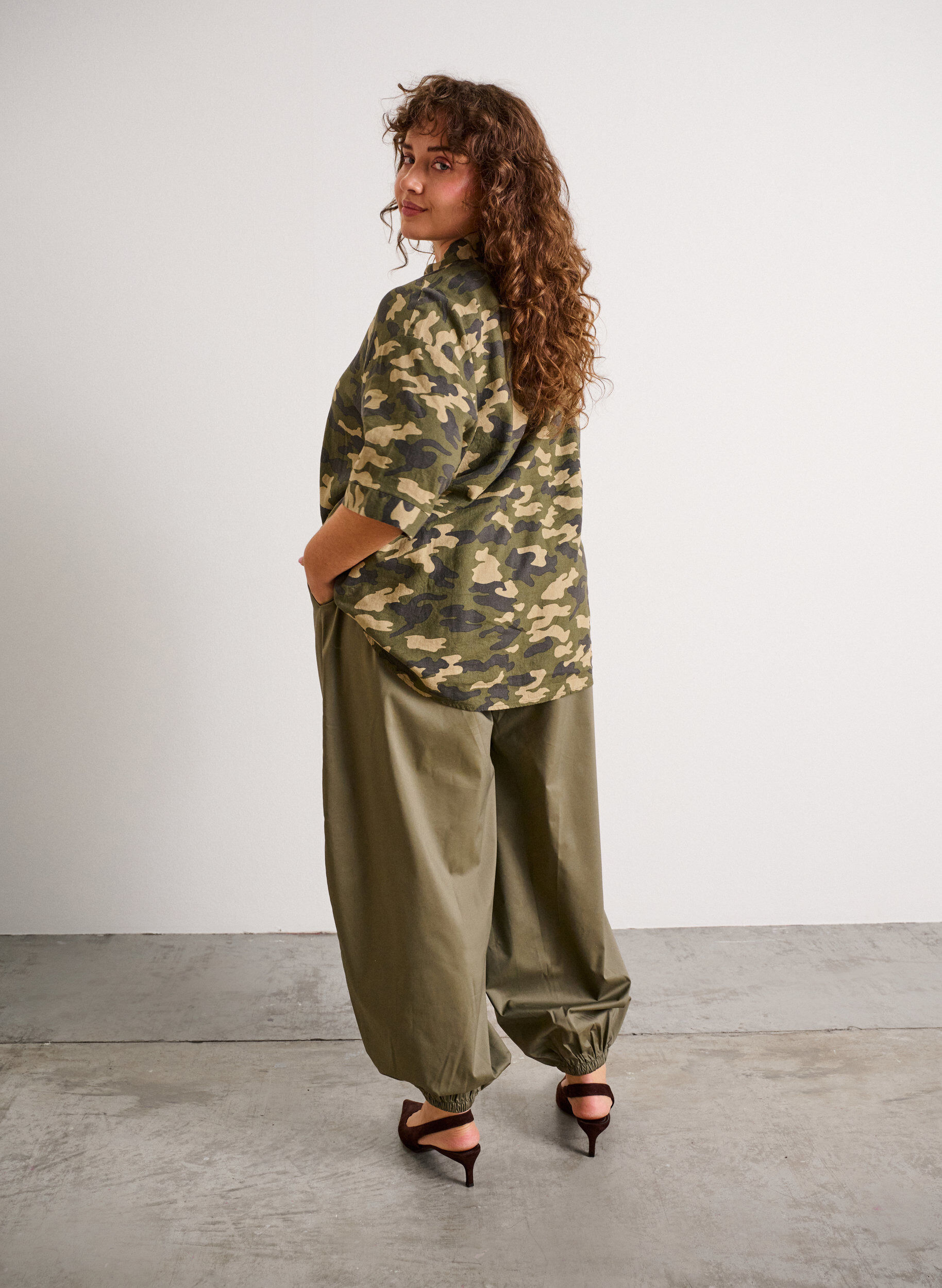 ZizzifashionBalloon trousers with pockets and an elasticated waistband, Green, Model image number 1