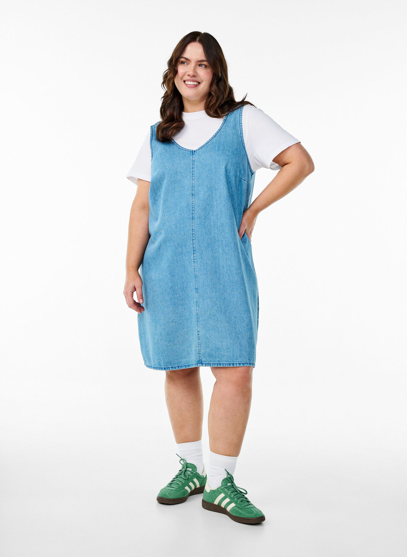 Denim pinafore with V-neckline - Light Blue - Sz. 40-64 - Zizzifashion Denim pinafore with V-neckline - Light Blue - Sz. 40-64 - Zizzifashion
