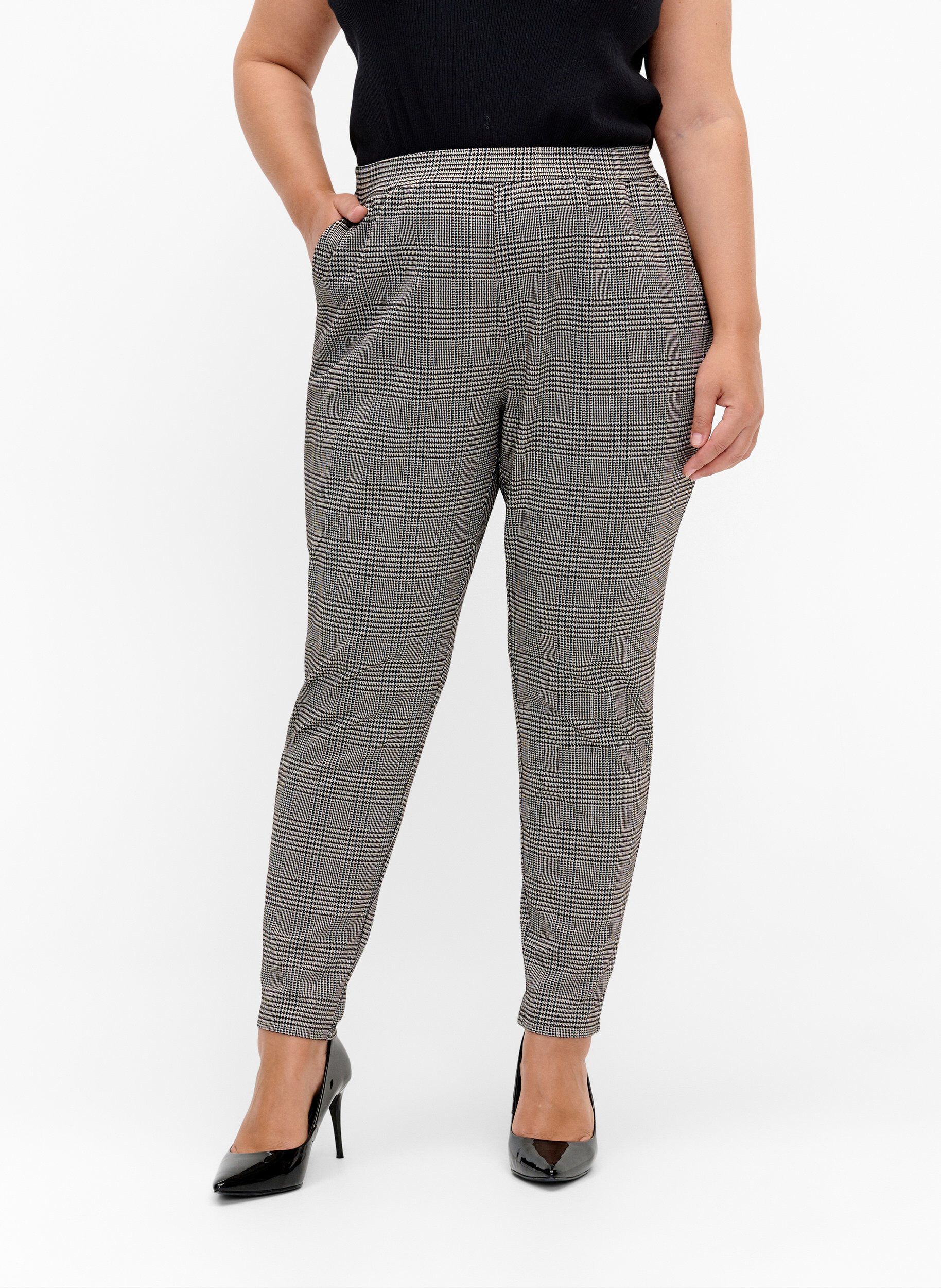 Zizzifashion Cropped Maddison trousers with checked pattern, Beige Brown Check, Model image number 2