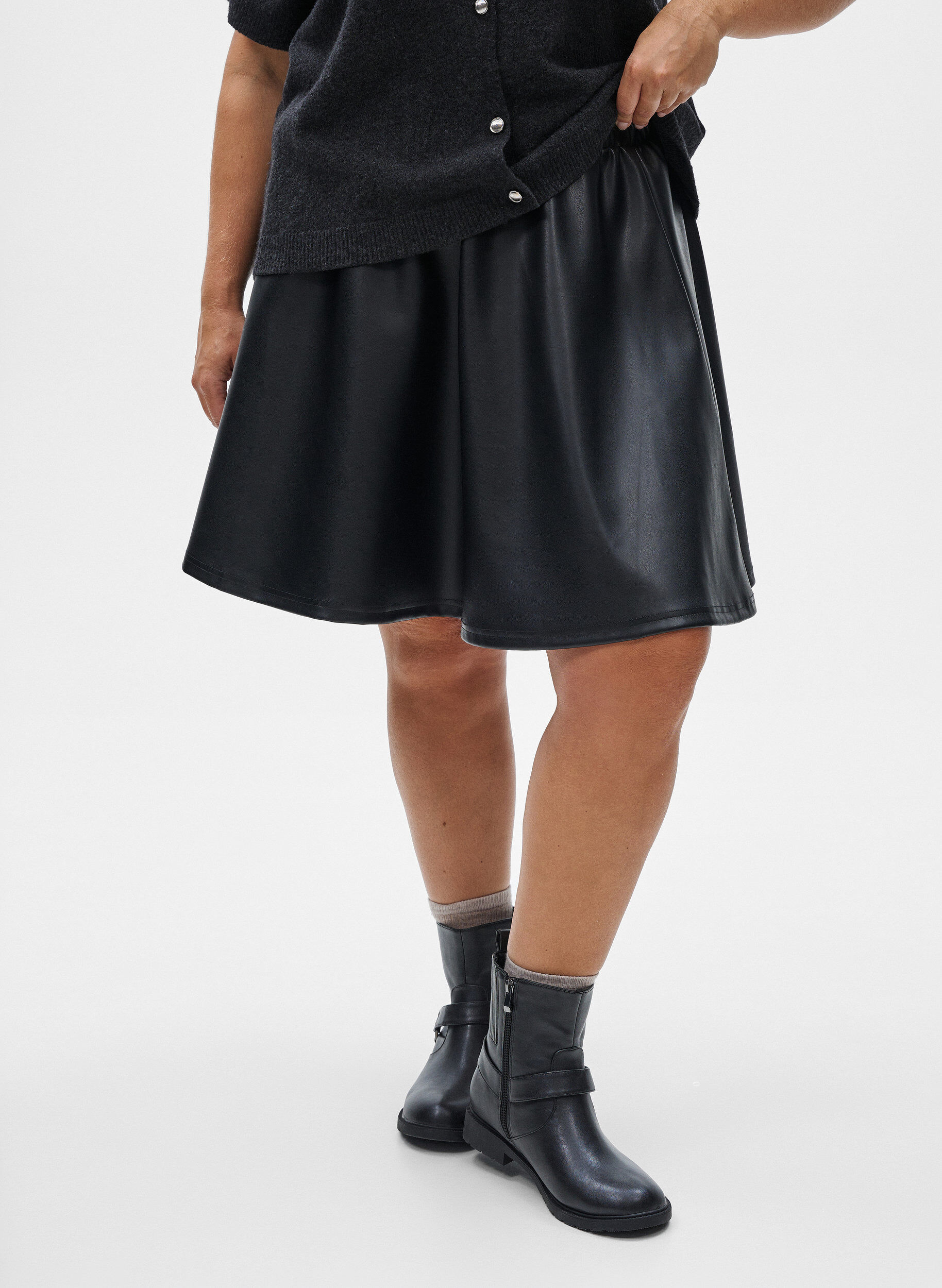 Zizzifashion Short skater skirt in faux leather, Black, Model image number 3