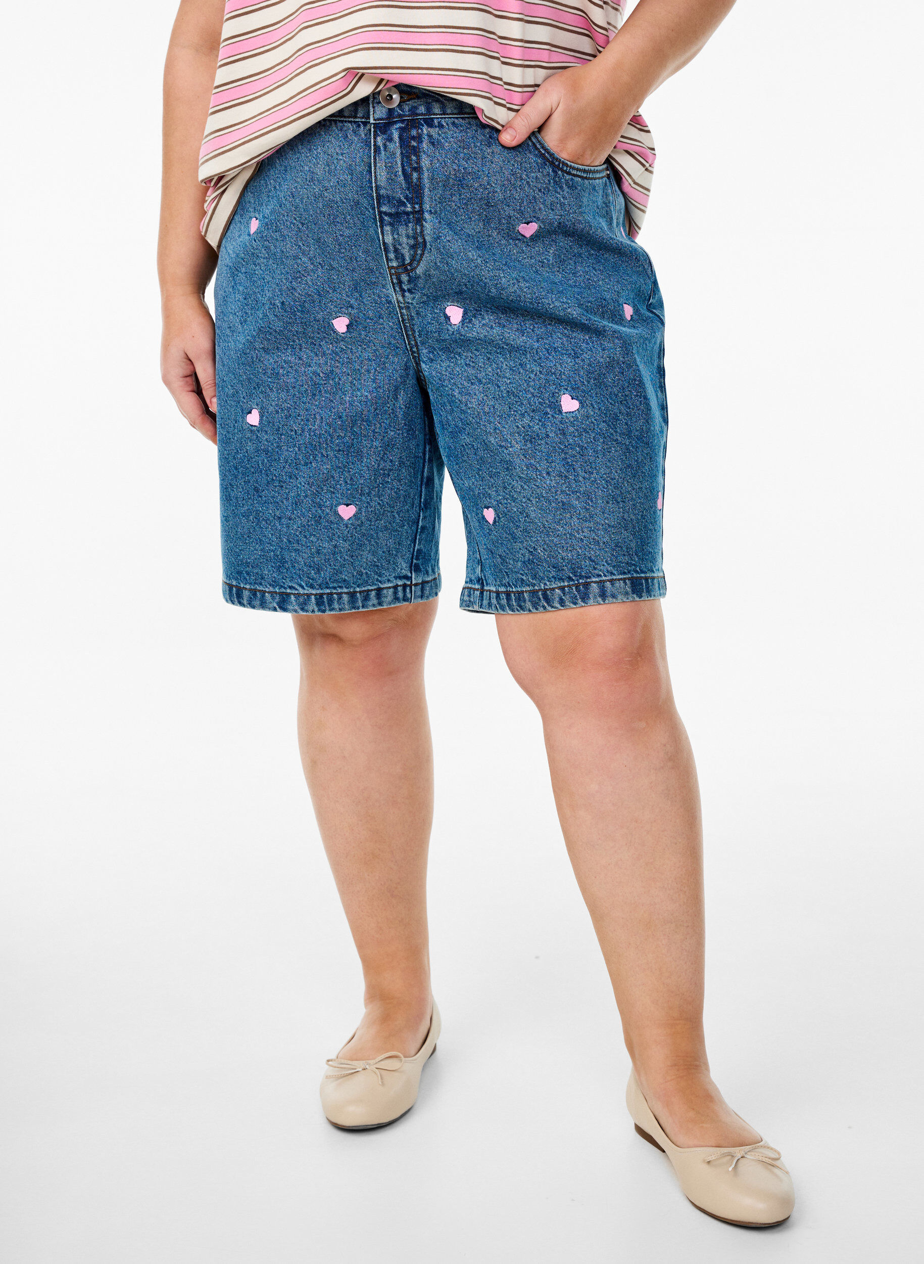 ZizzifashionHigh-waist denim shorts with embroidered hearts, Light Blue, Model image number 3