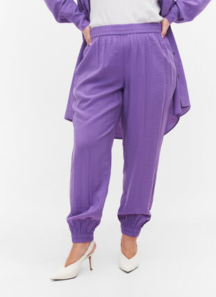 Loose viscose blend trousers with elastic trim, Royal Lilac, Model image number 2