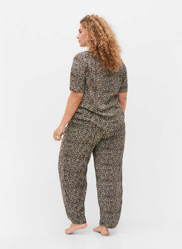 Loose viscose pyjama bottoms with print, Black Flower AOP, Model image number 1