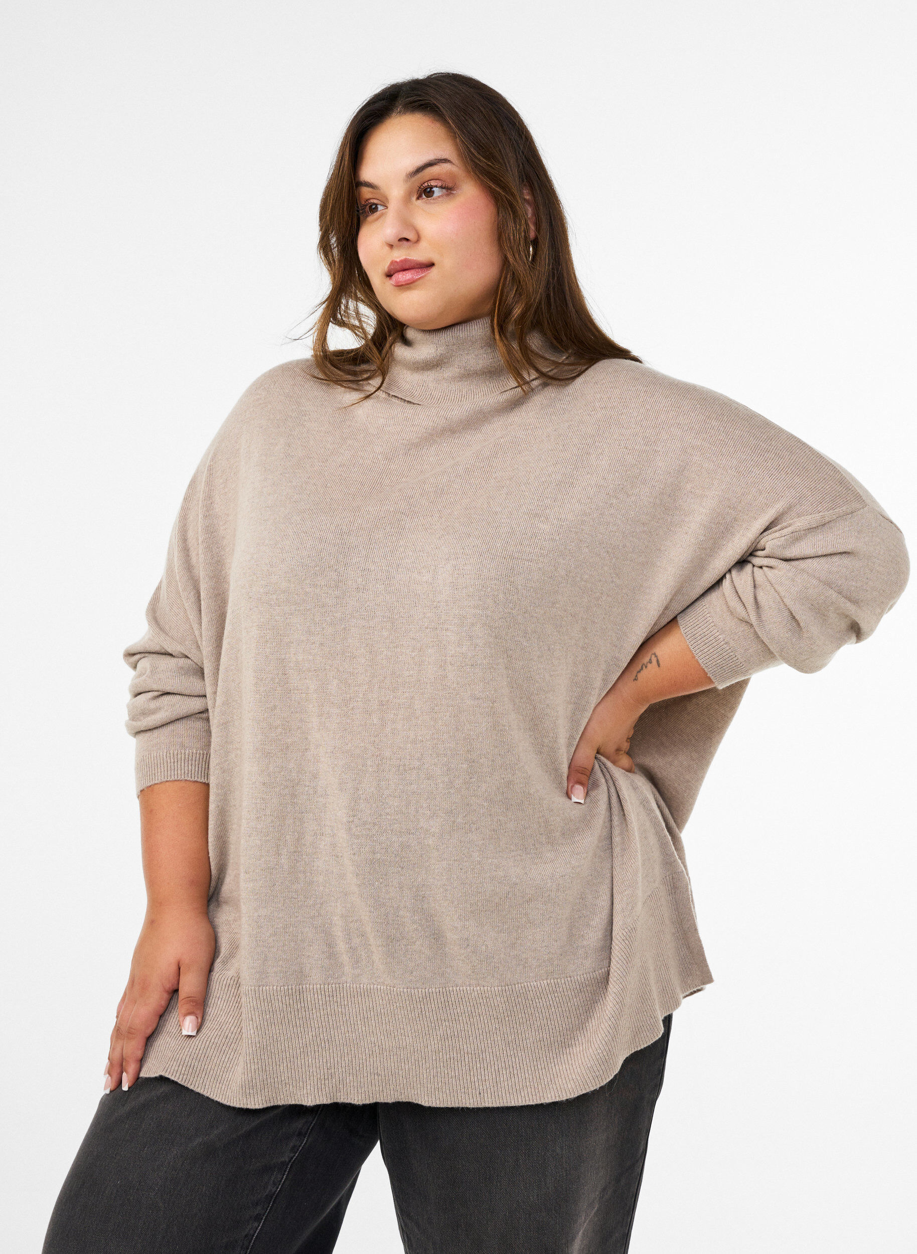 Turtleneck jumper with a loose fit, Beige, Model