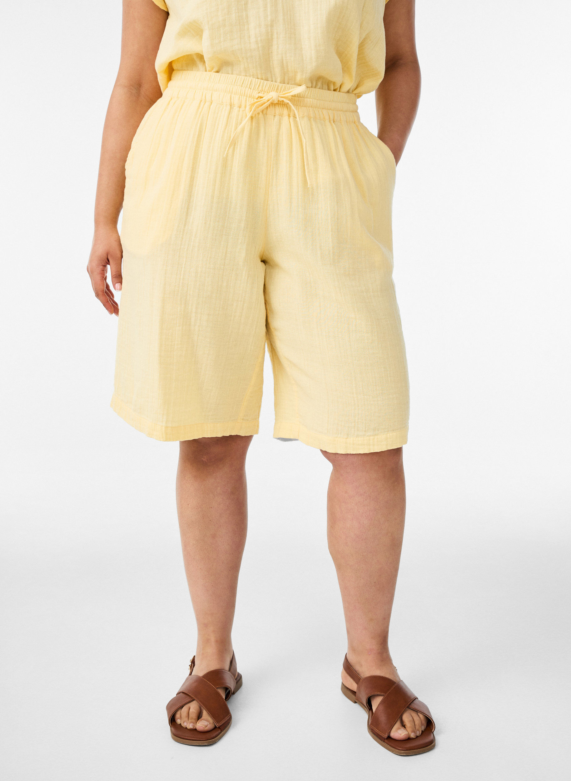 Loose cotton muslin shorts with a high waist, Yellow, Model