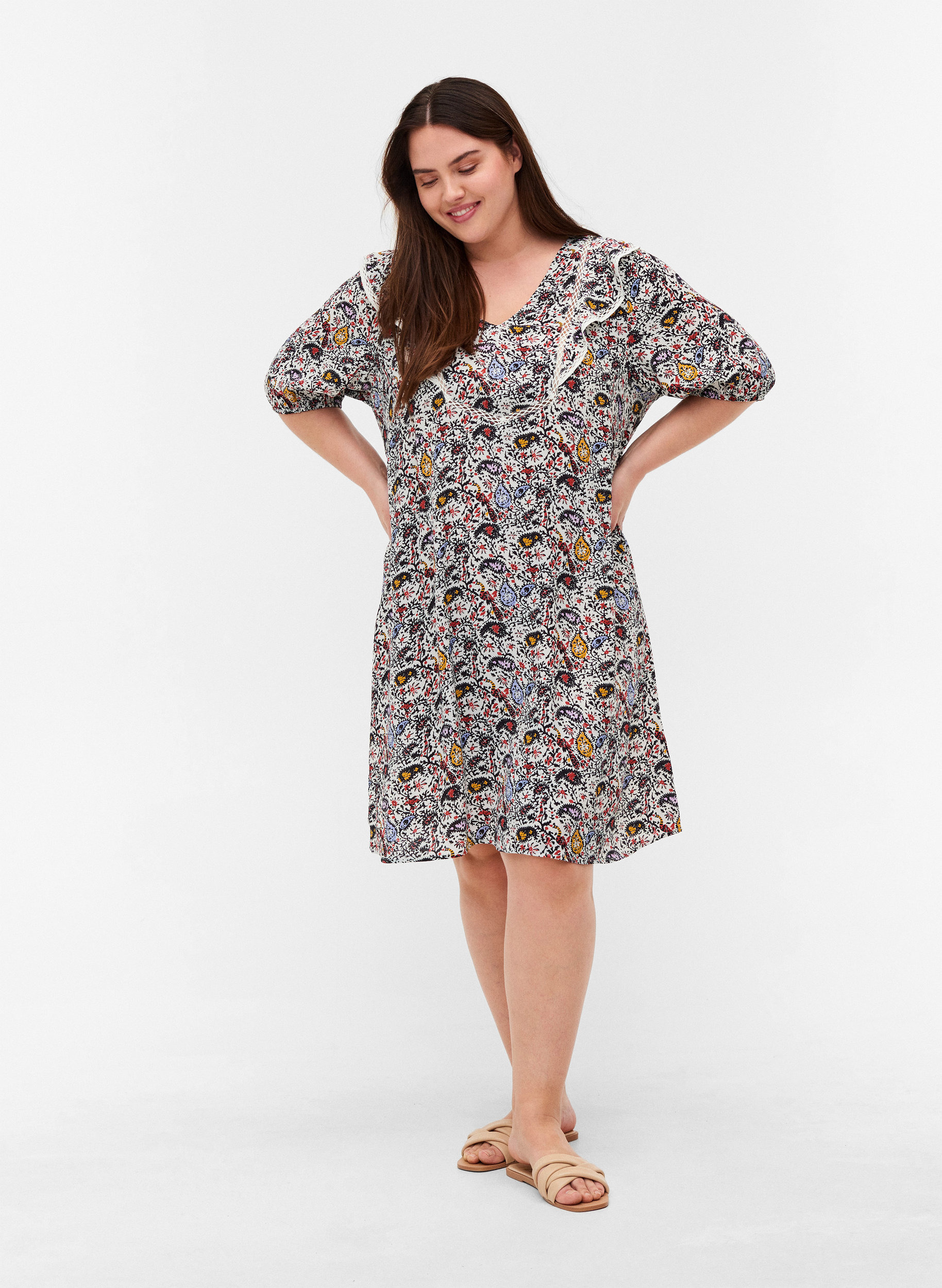 Short-sleeved viscose dress with print 