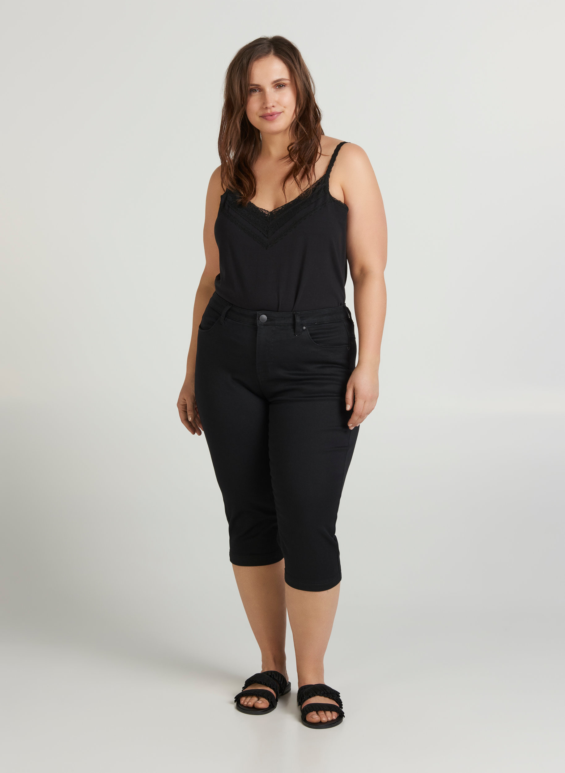 Slim fit Emily capri jeans - Black - Sz. 42-60 - Zizzifashion