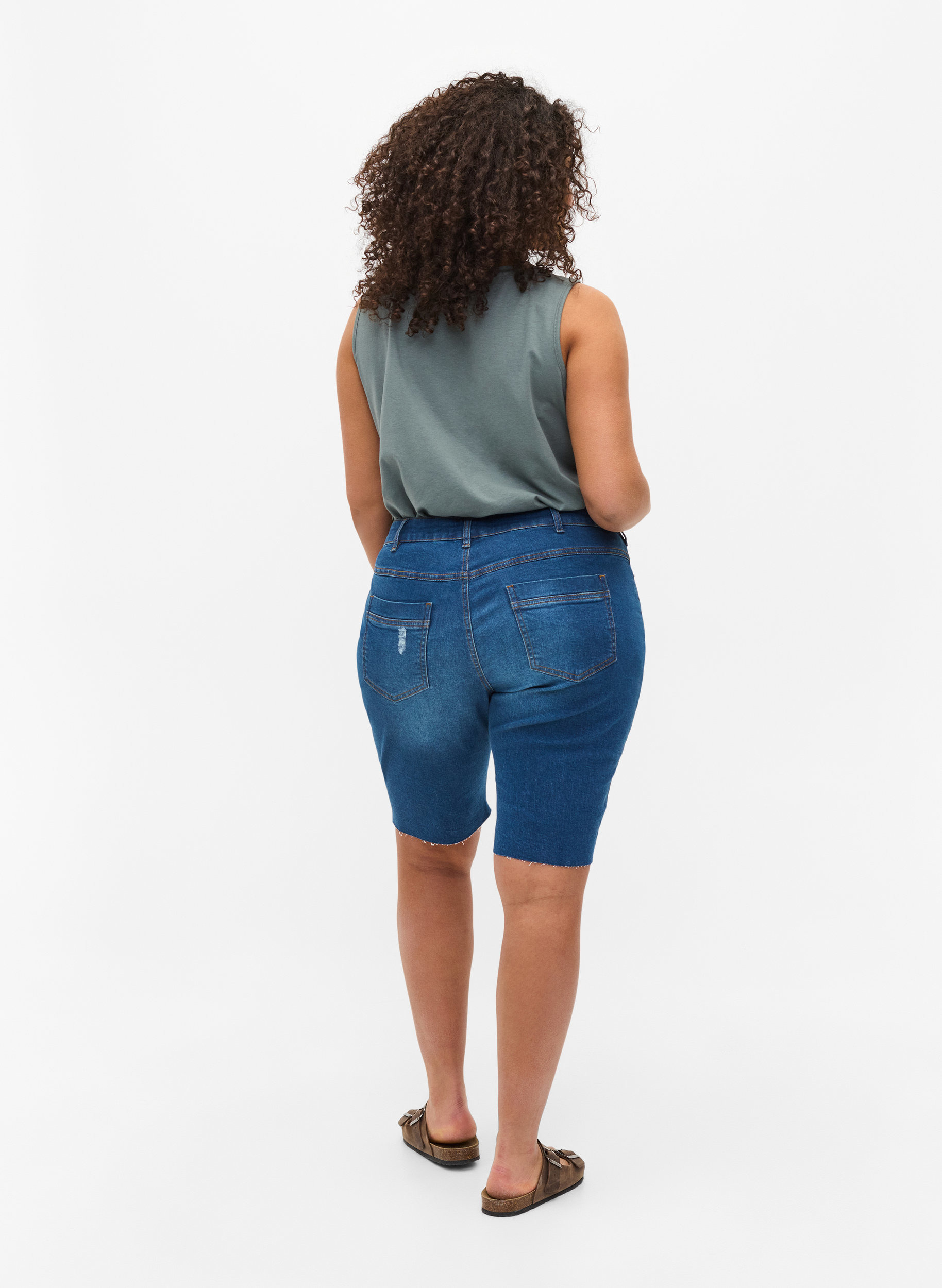 Denim shorts with pockets and a raw-cut 