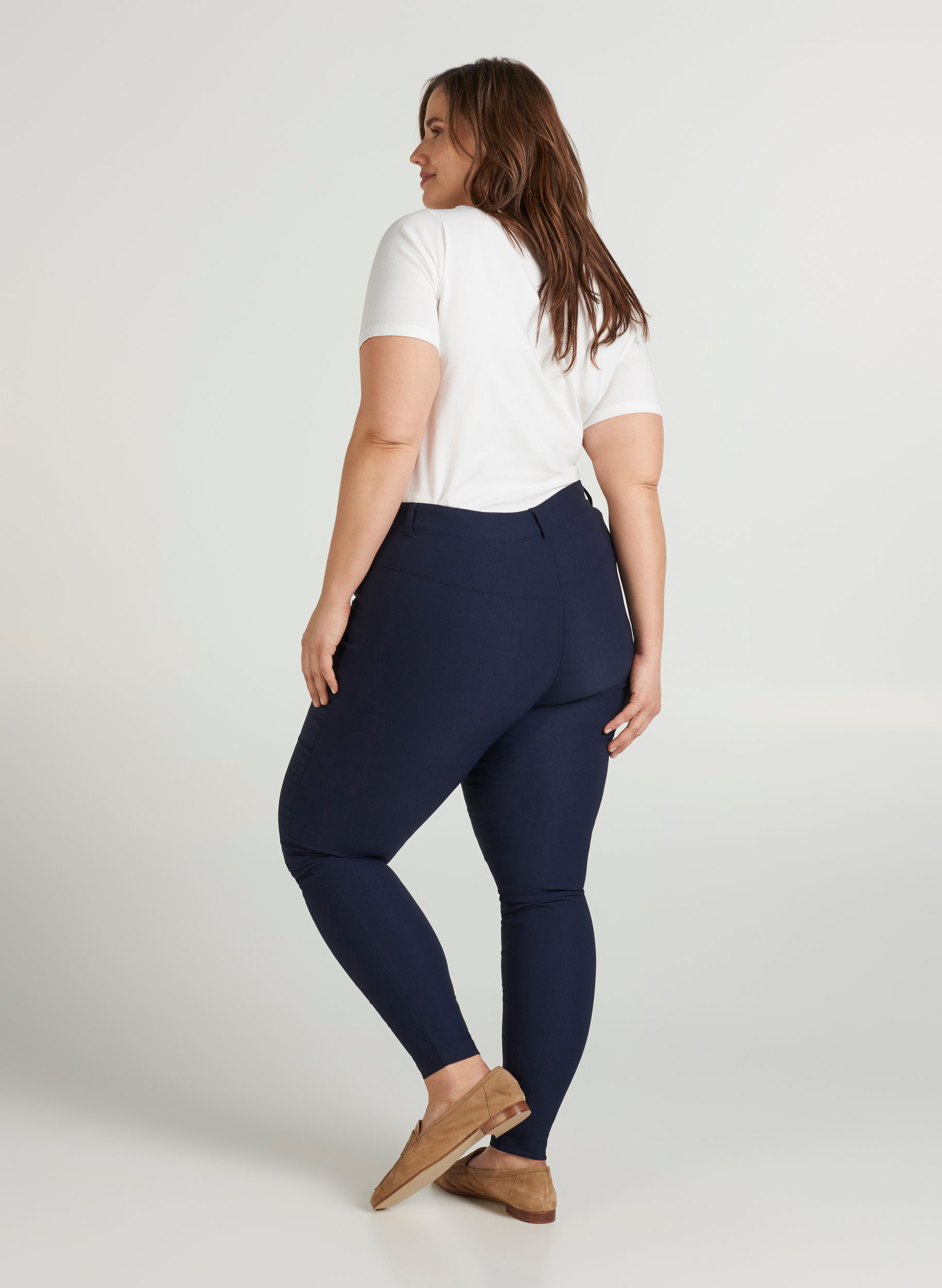 Close-fitting trousers with zip details 
