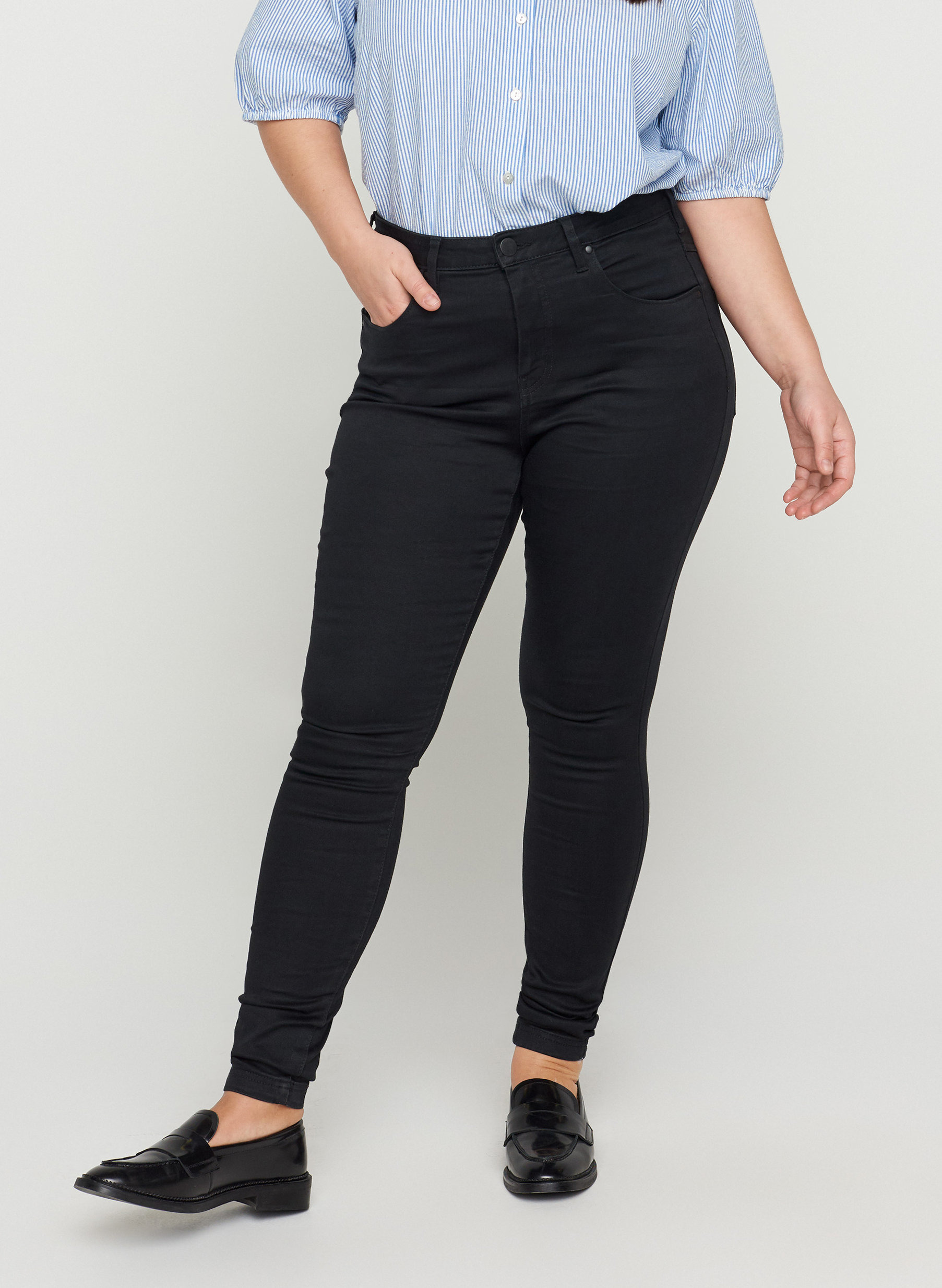 Super slim Amy jeans with high waist, Black, Model image number 4