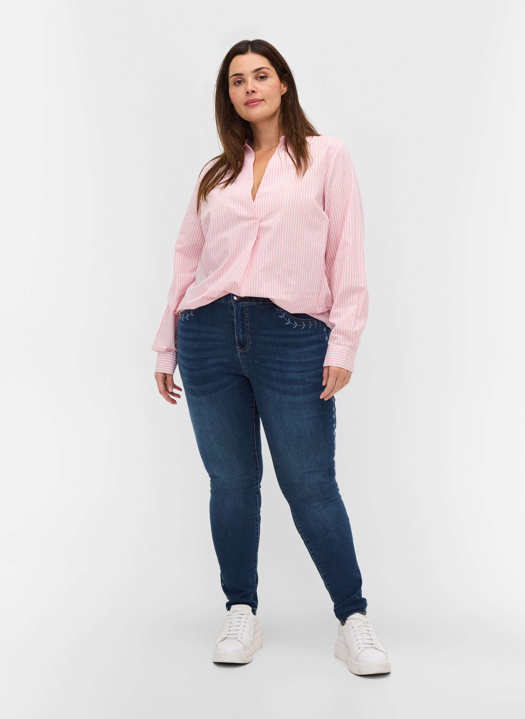 High-waisted embroidered Nille jeans - Blue - Sz. 42-60 - Zizzifashion