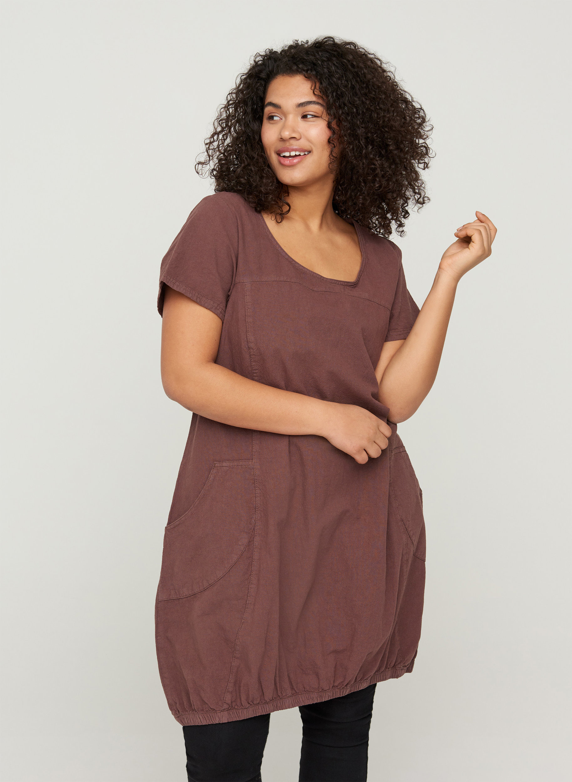 Short-sleeved cotton dress, Mocca, Model