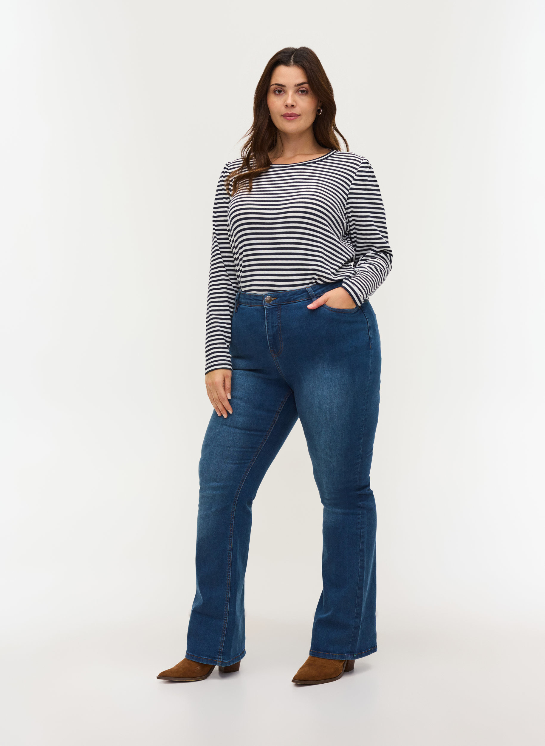 High-waisted Ellen bootcut jeans - Blue - Sz. 42-60 - Zizzifashion